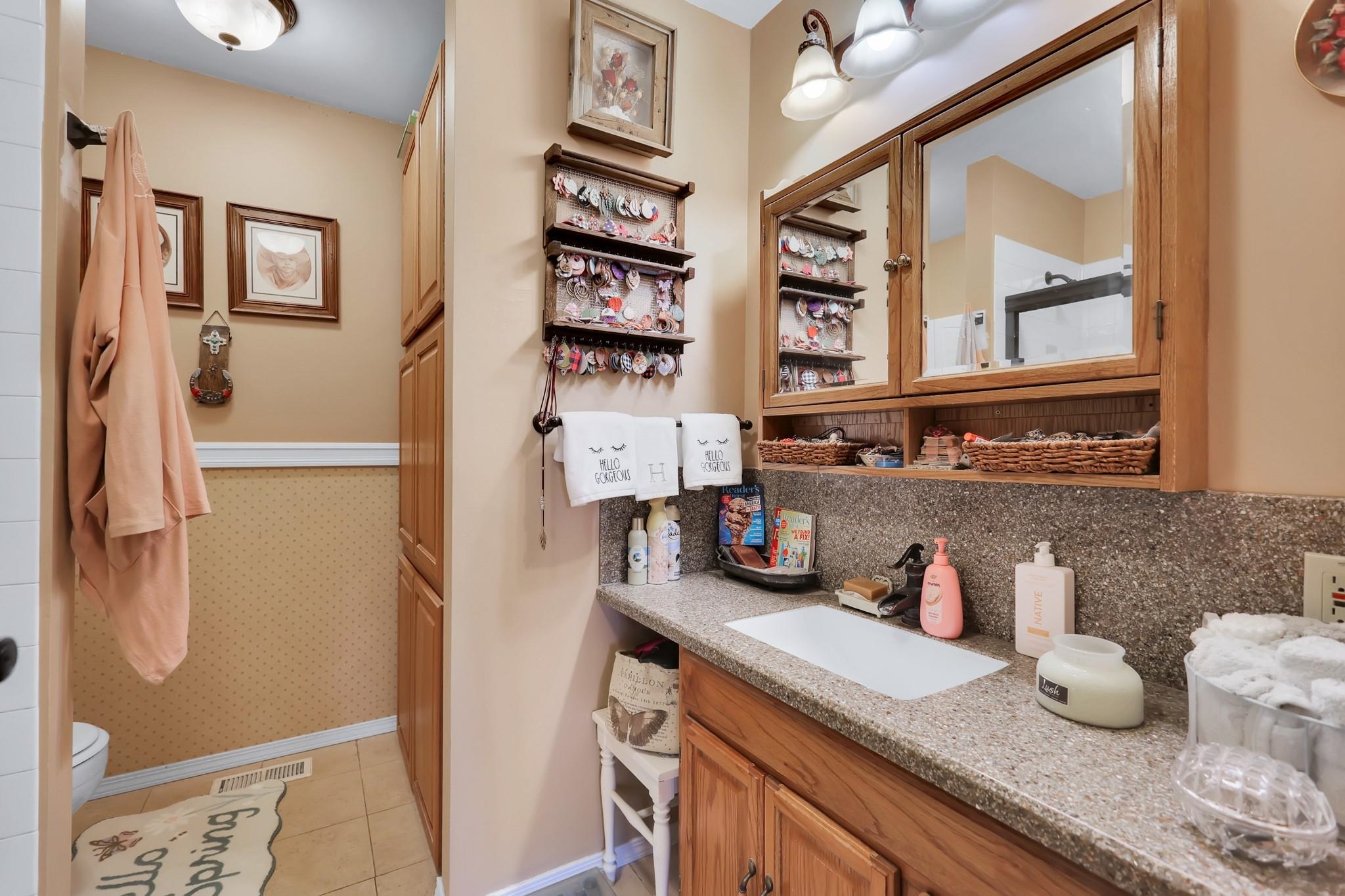 Medical Lake, Washington, 99022, United States, 5 Bedrooms Bedrooms, ,3 BathroomsBathrooms,Residential,For Sale,1901495