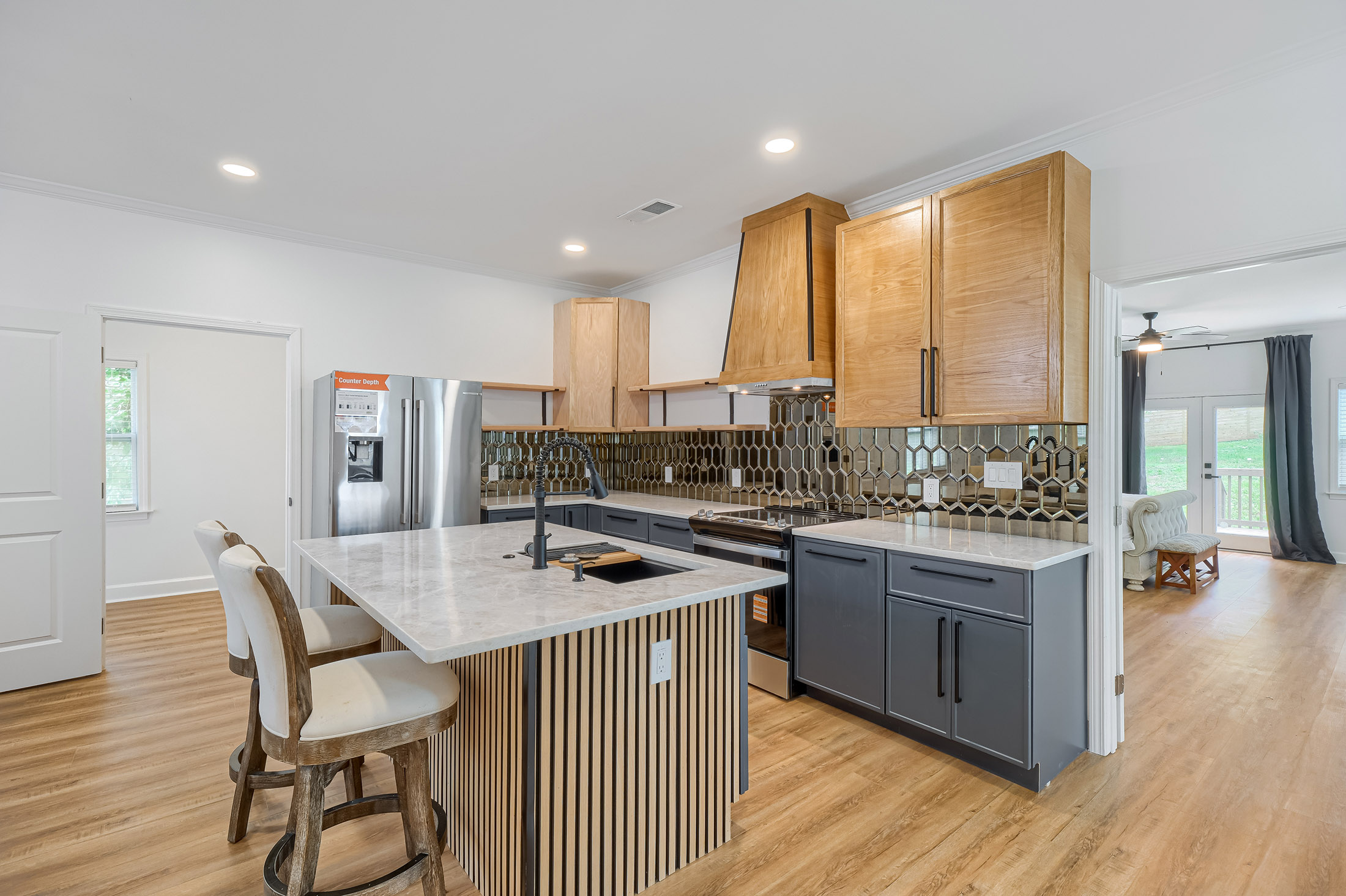  beautifully renovated home where  modern upgrades meet timeless charm - 物件實景