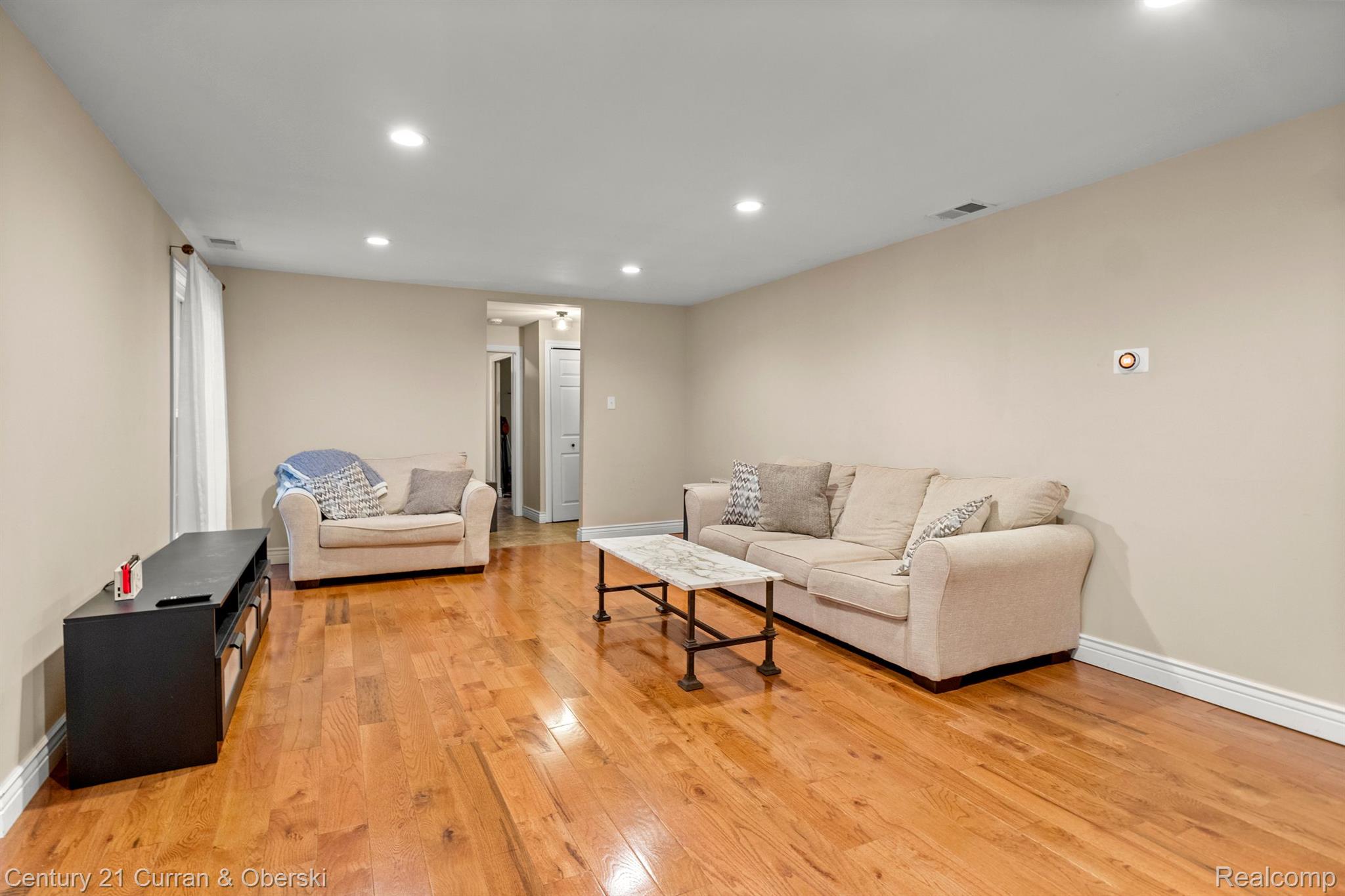 West Bloomfield Charter Township, Michigan, 48322, United States, 4 Bedrooms Bedrooms, ,3 BathroomsBathrooms,Residential,For Sale,1977559