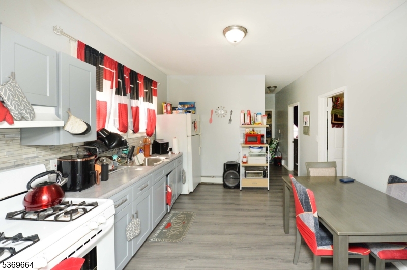 Irvington Twp., New Jersey, 07111, United States, 5 Bedrooms Bedrooms, ,3 BathroomsBathrooms,Residential,For Sale,1895417