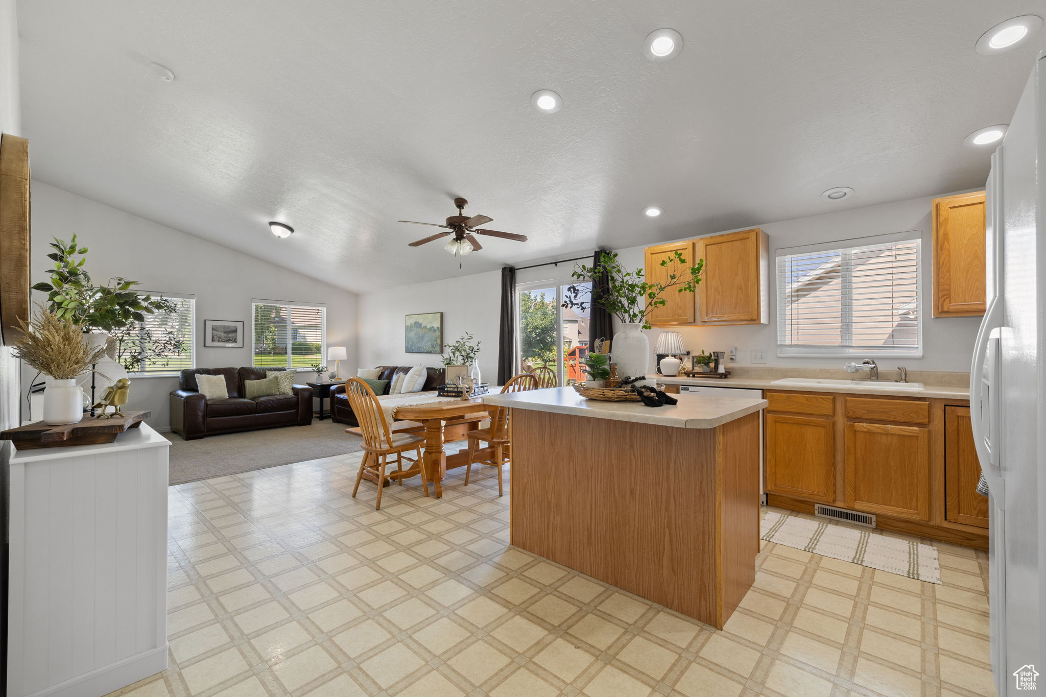 Saratoga Springs, Utah, 84045, United States, 3 Bedrooms Bedrooms, ,2 BathroomsBathrooms,Residential,For Sale,1911189
