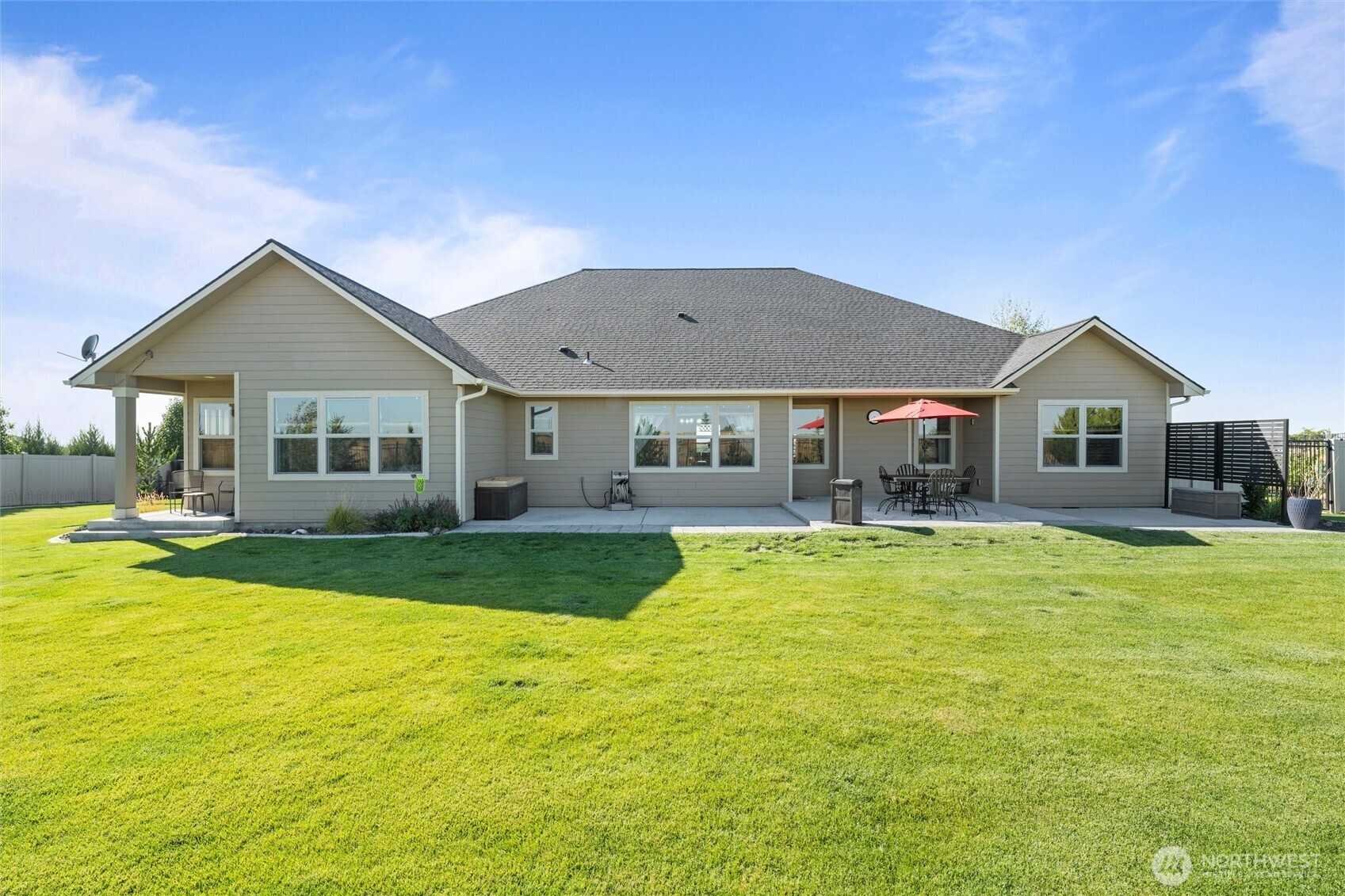 Moses Lake, Washington, 98837, United States, 3 Bedrooms Bedrooms, ,2 BathroomsBathrooms,Residential,For Sale,2002920