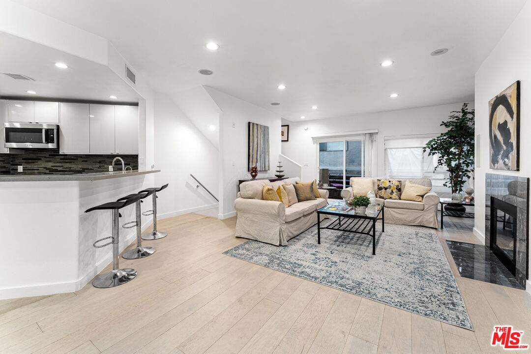 Los Angeles, California, 90049, United States, 2 Bedrooms Bedrooms, ,3 BathroomsBathrooms,Residential,For Sale,2003459