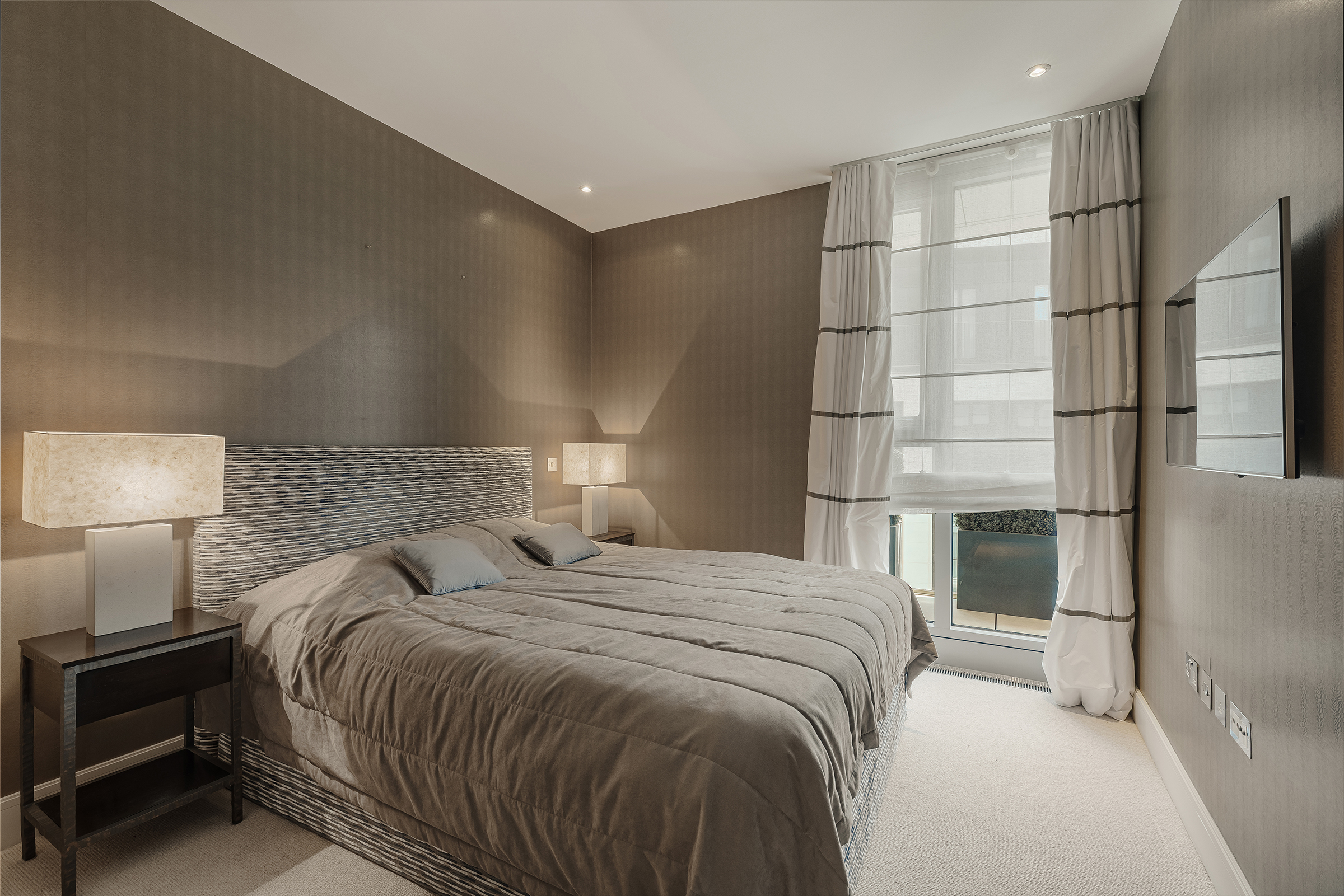  A Light-Filled Apartment with Exceptional Residents