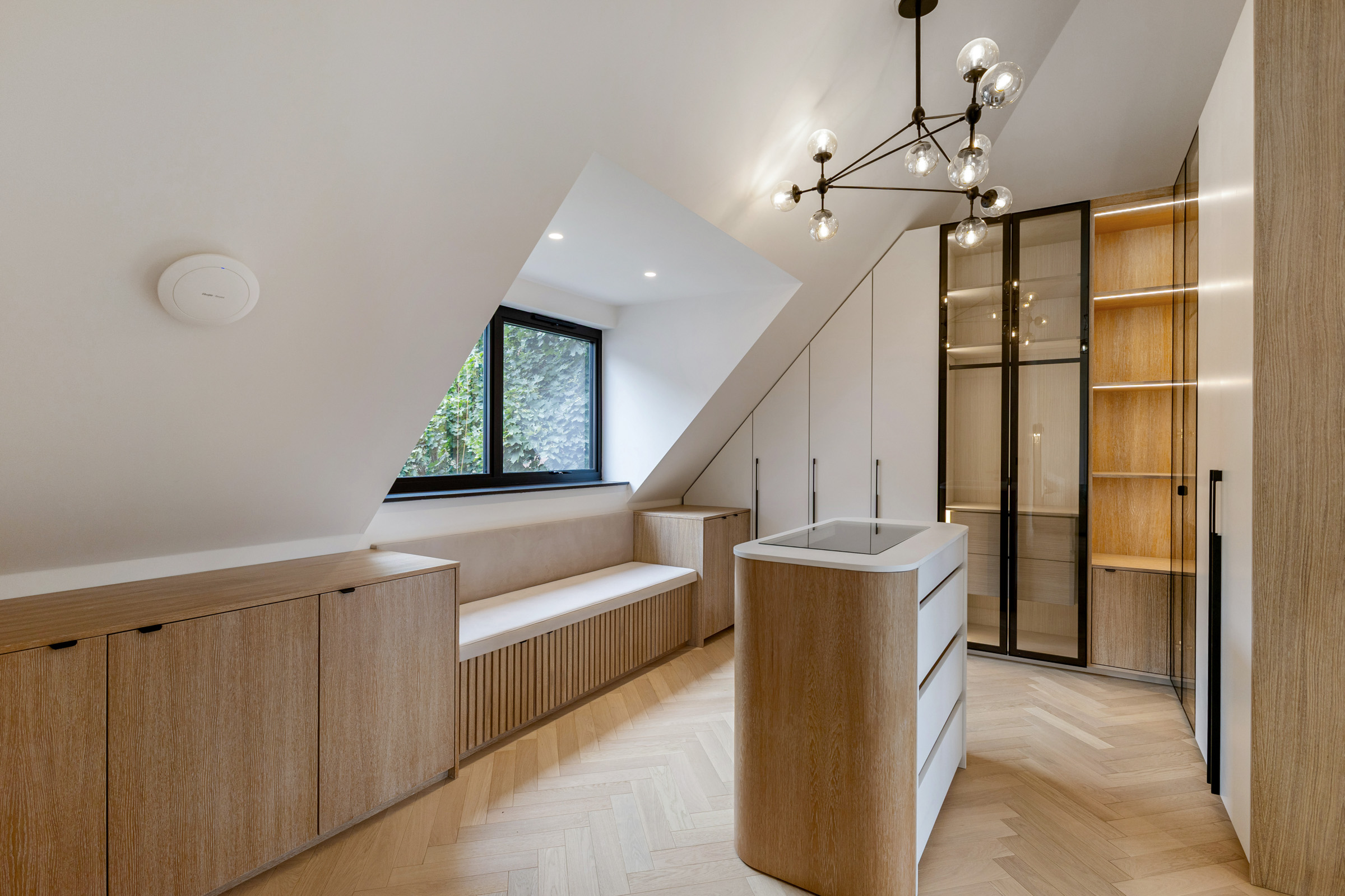  A Gated Contemporary House with an Indoor Swimming Pool - 物件實景