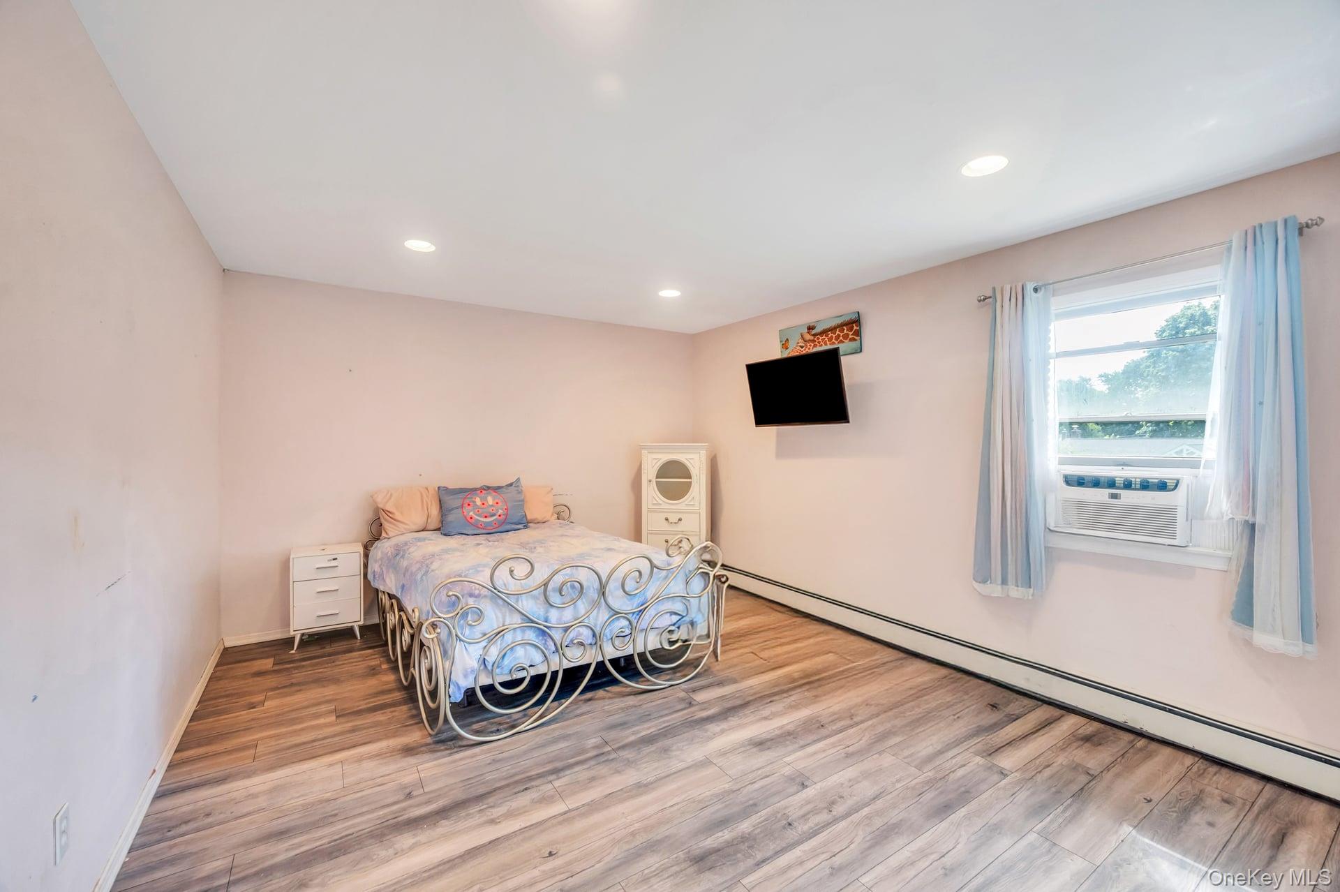 Port Jefferson Station, New York, 11776, United States, 4 Bedrooms Bedrooms, ,3 BathroomsBathrooms,Residential,For Sale,1941704