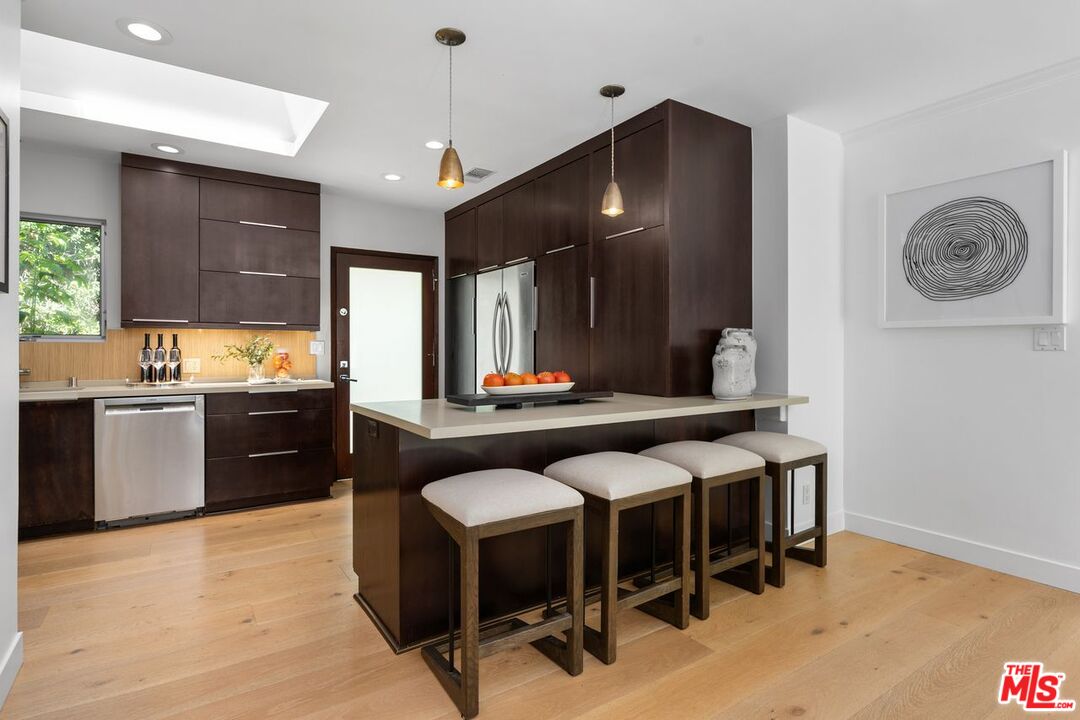 Los Angeles, California, 90064, United States, 3 Bedrooms Bedrooms, ,4 BathroomsBathrooms,Residential,For Sale,1940581