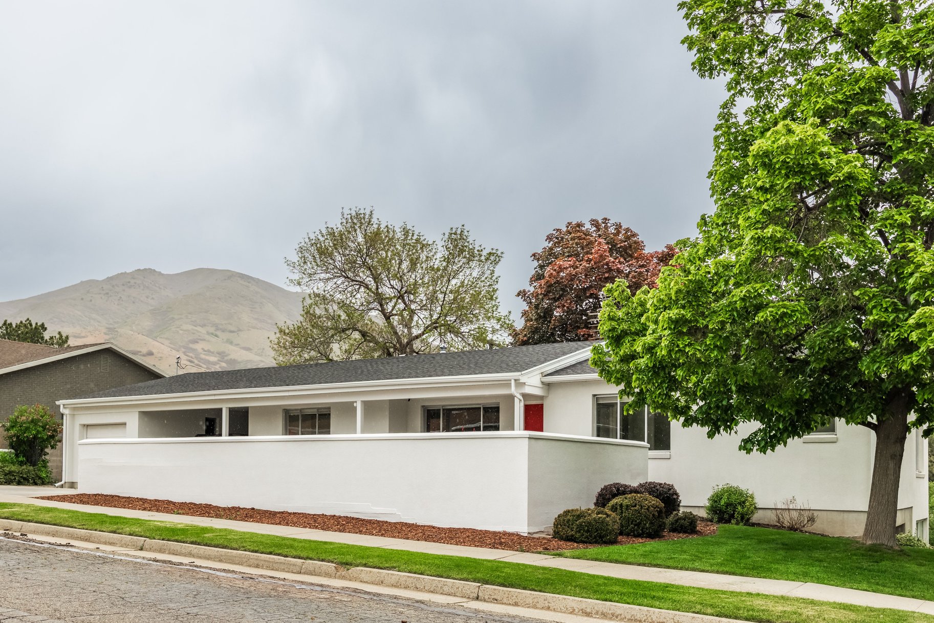  Elegant Contemporary Rambler in Sought After Neighborhood - 物件實景