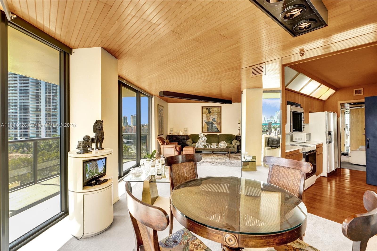 Aventura, Florida, 33180, United States, 2 Bedrooms Bedrooms, ,2 BathroomsBathrooms,Residential,For Sale,1994383