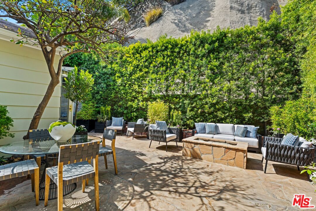 Los Angeles, California, 90046, United States, 3 Bedrooms Bedrooms, ,3 BathroomsBathrooms,Residential,For Sale,1906693