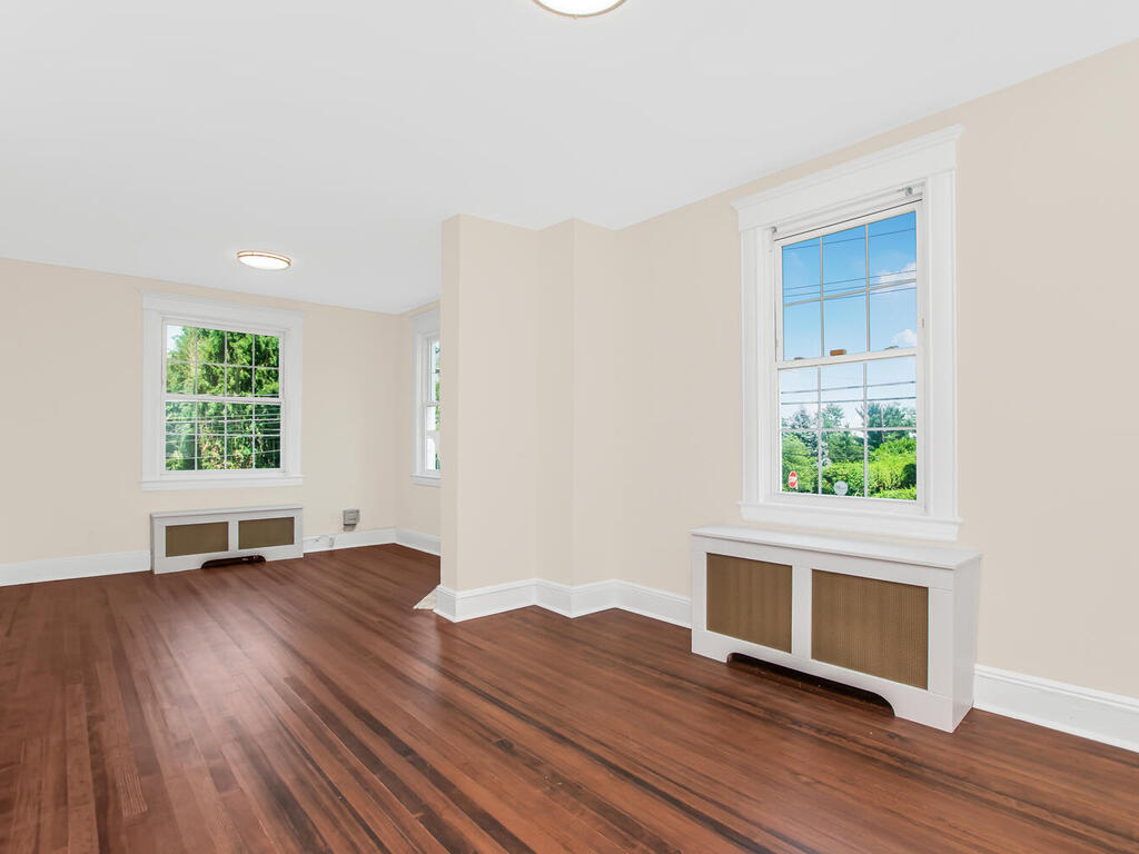 Yonkers, New York, 10701, United States, 6 Bedrooms Bedrooms, ,3 BathroomsBathrooms,Residential,For Sale,1904249