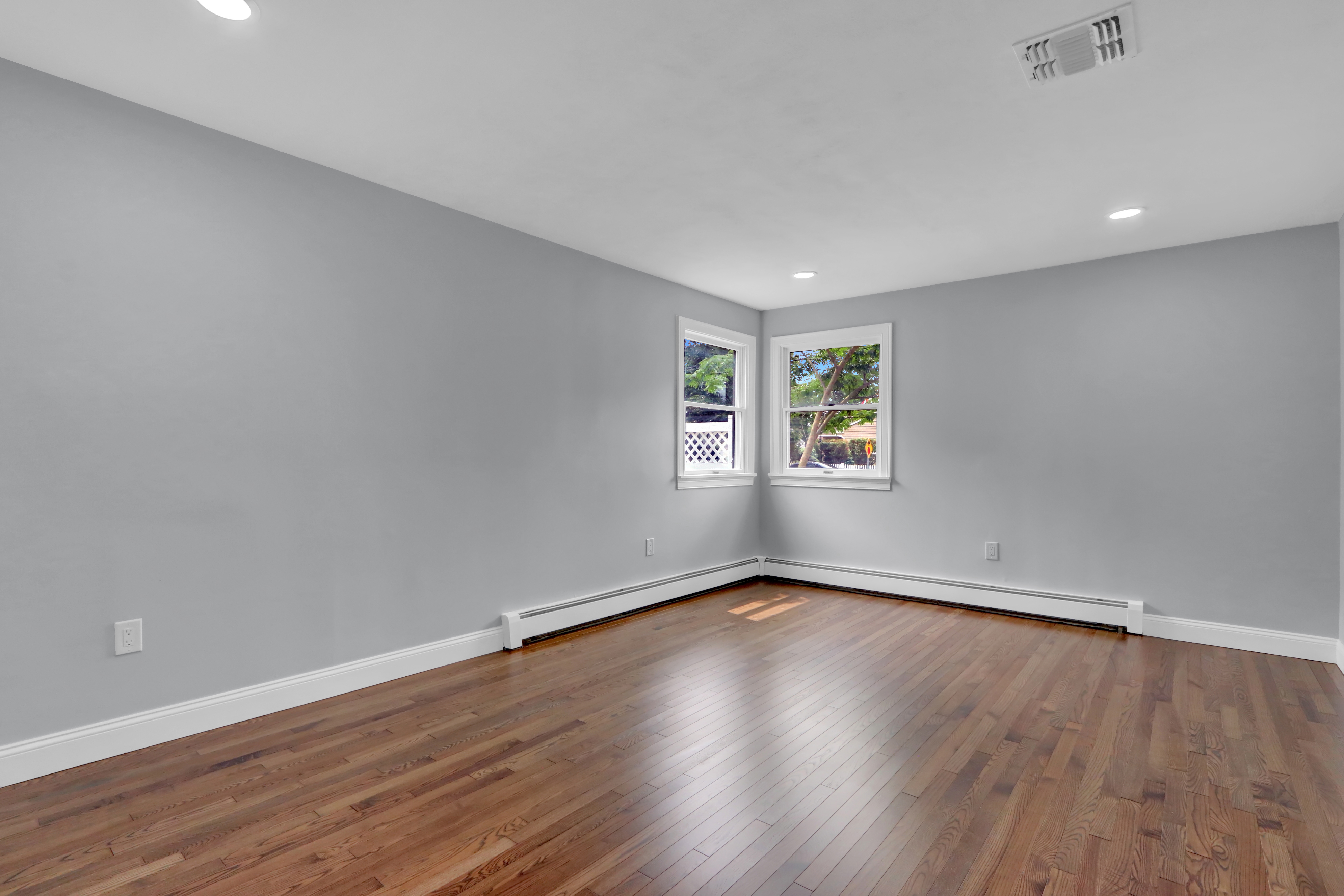 West Islip, New York, 11795, United States, 3 Bedrooms Bedrooms, ,2 BathroomsBathrooms,Residential,For Sale,1920311
