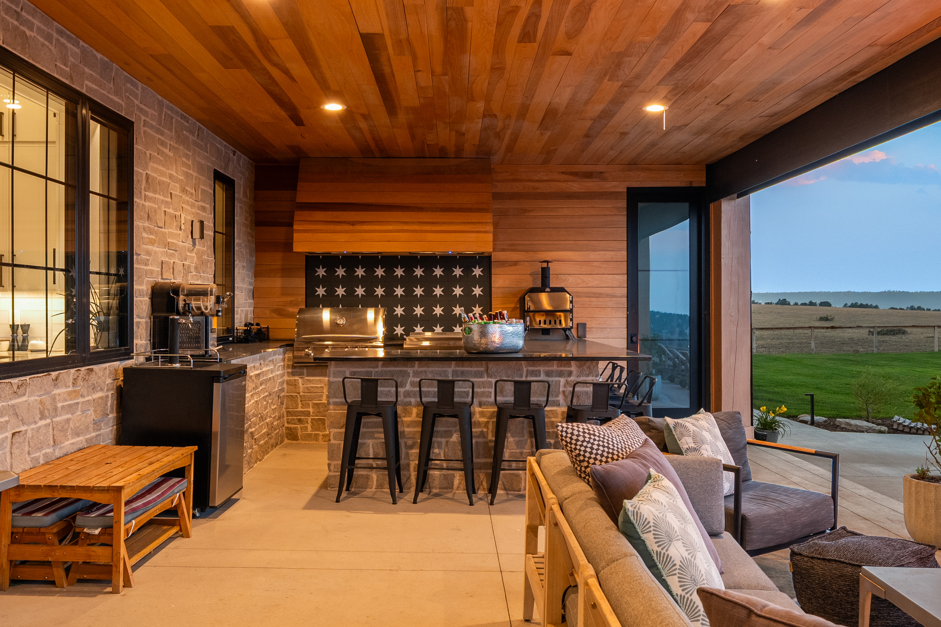  35 Acres  Front Range Views  Saltwater Pool  8,400 SF Workshop - 物件實景