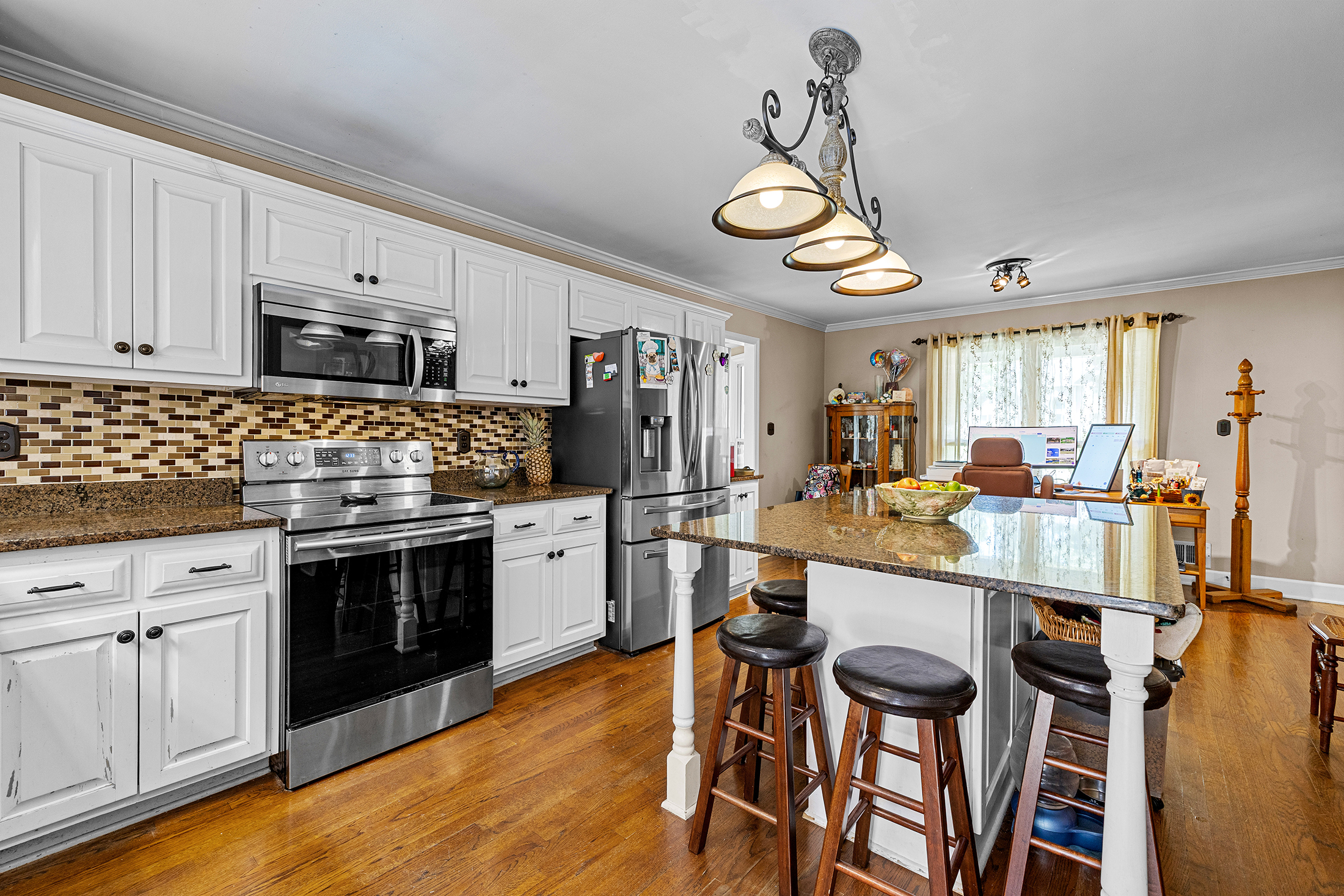  Beautiful Home with Backyard Retreat in Hillandale - 物件實景