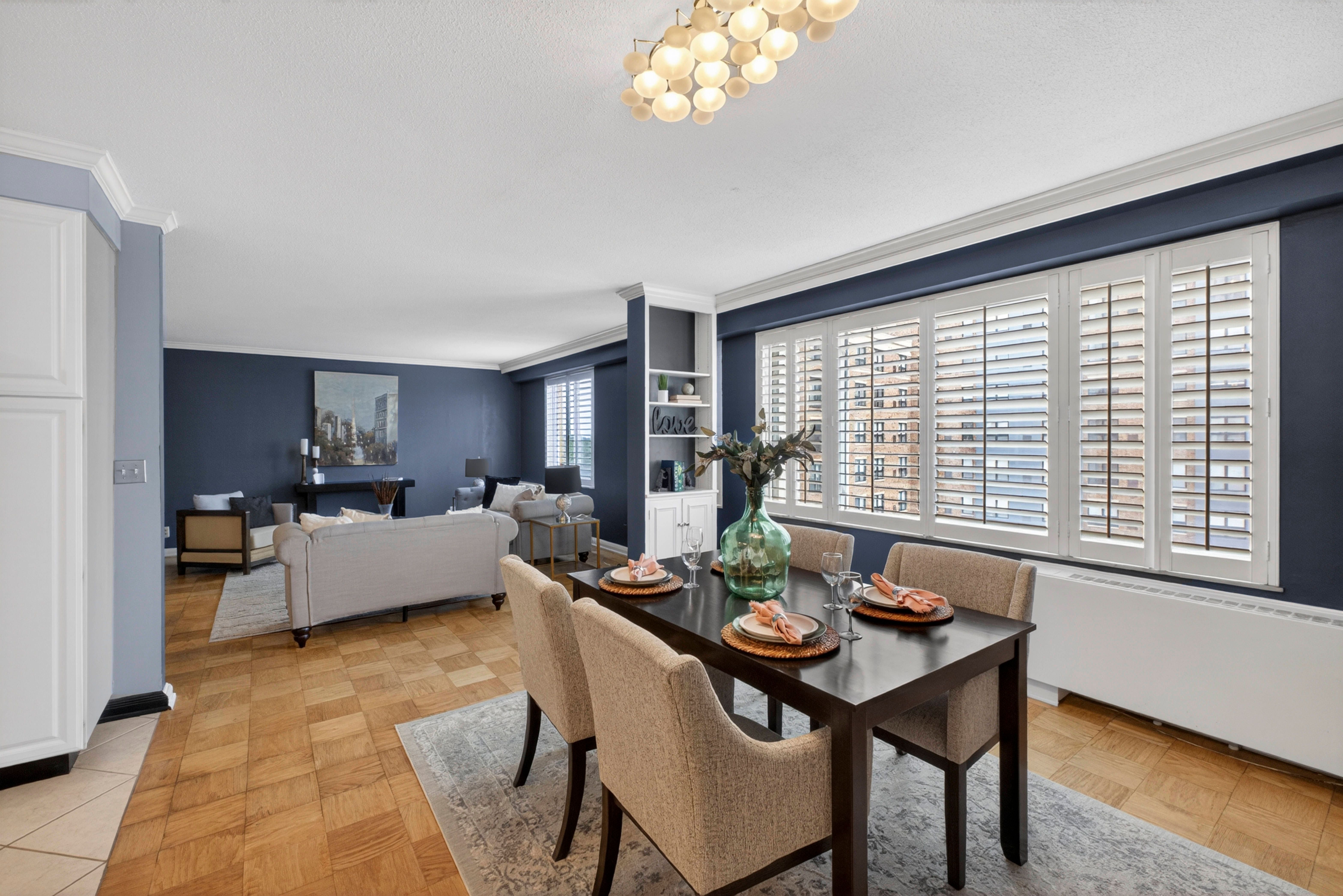 Enter a Light-Filled Corner Unit with Stunning Eastern and Southern Views - 物件實景