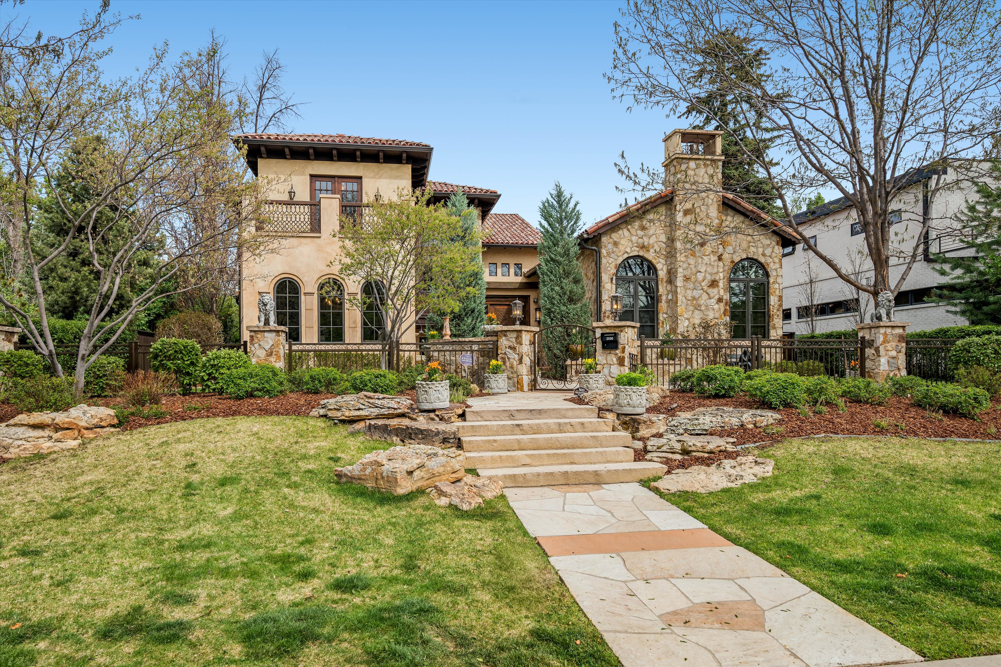  Rare Spanish Colonial Revival Home in One of Observatory Park - 物件實景