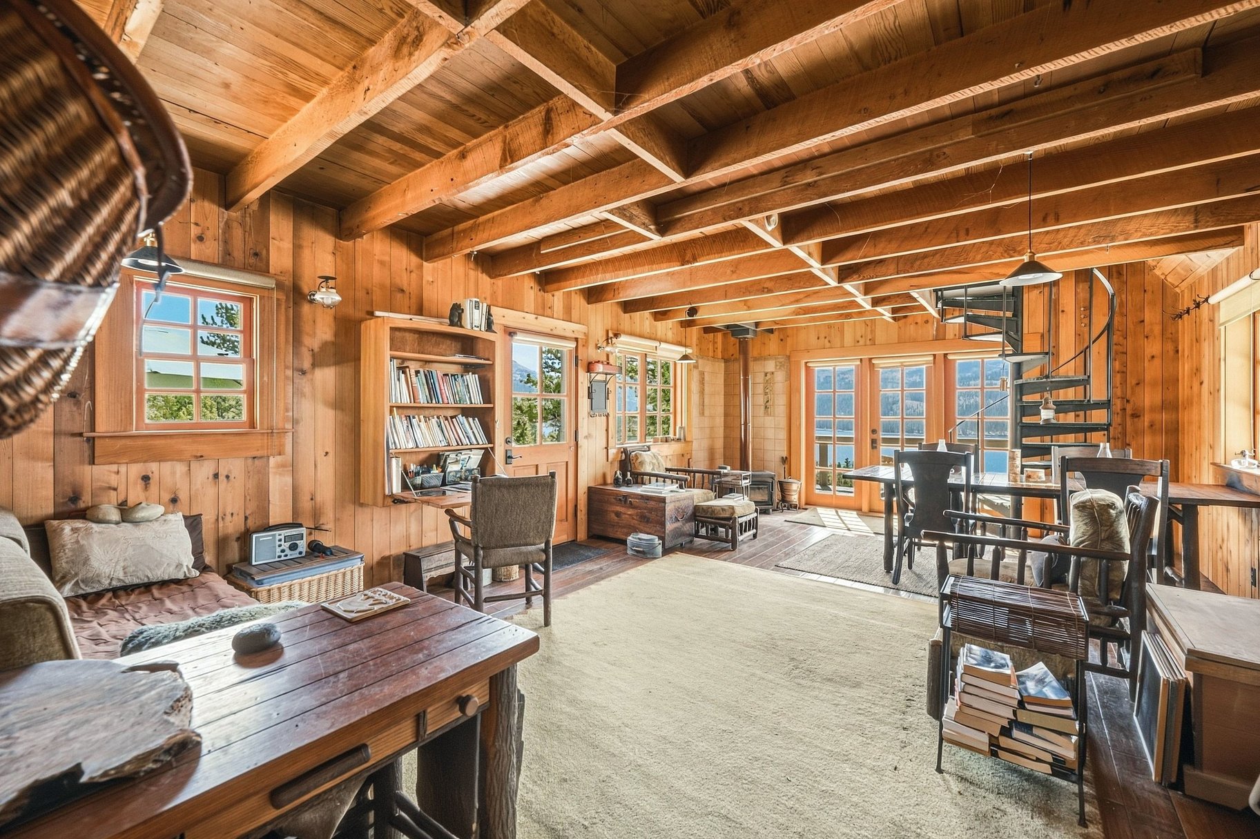  The Juniper Cabin: A Wild Invitation to See the World Differently - 物件實景