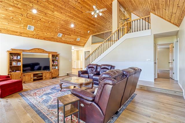 Eufaula, Oklahoma, 74432, United States, 3 Bedrooms Bedrooms, ,3 BathroomsBathrooms,Residential,For Sale,1987326