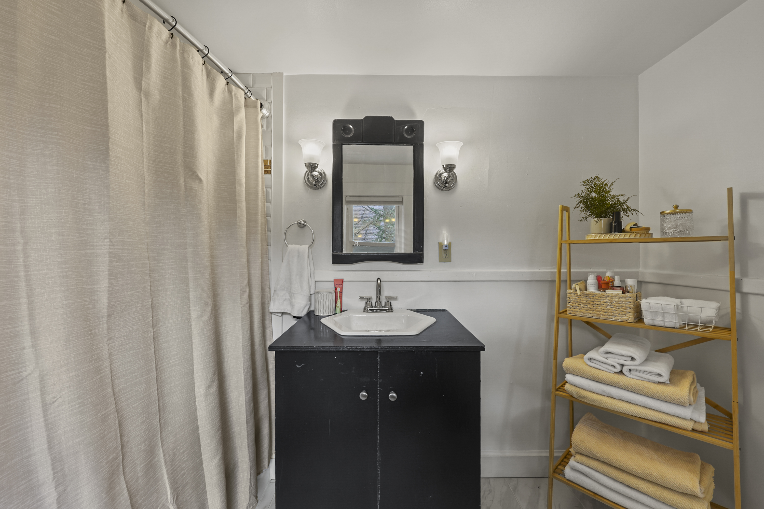  Sunlit, Well-Kept Home with Easy Flow and Quiet Setting - 物件實景