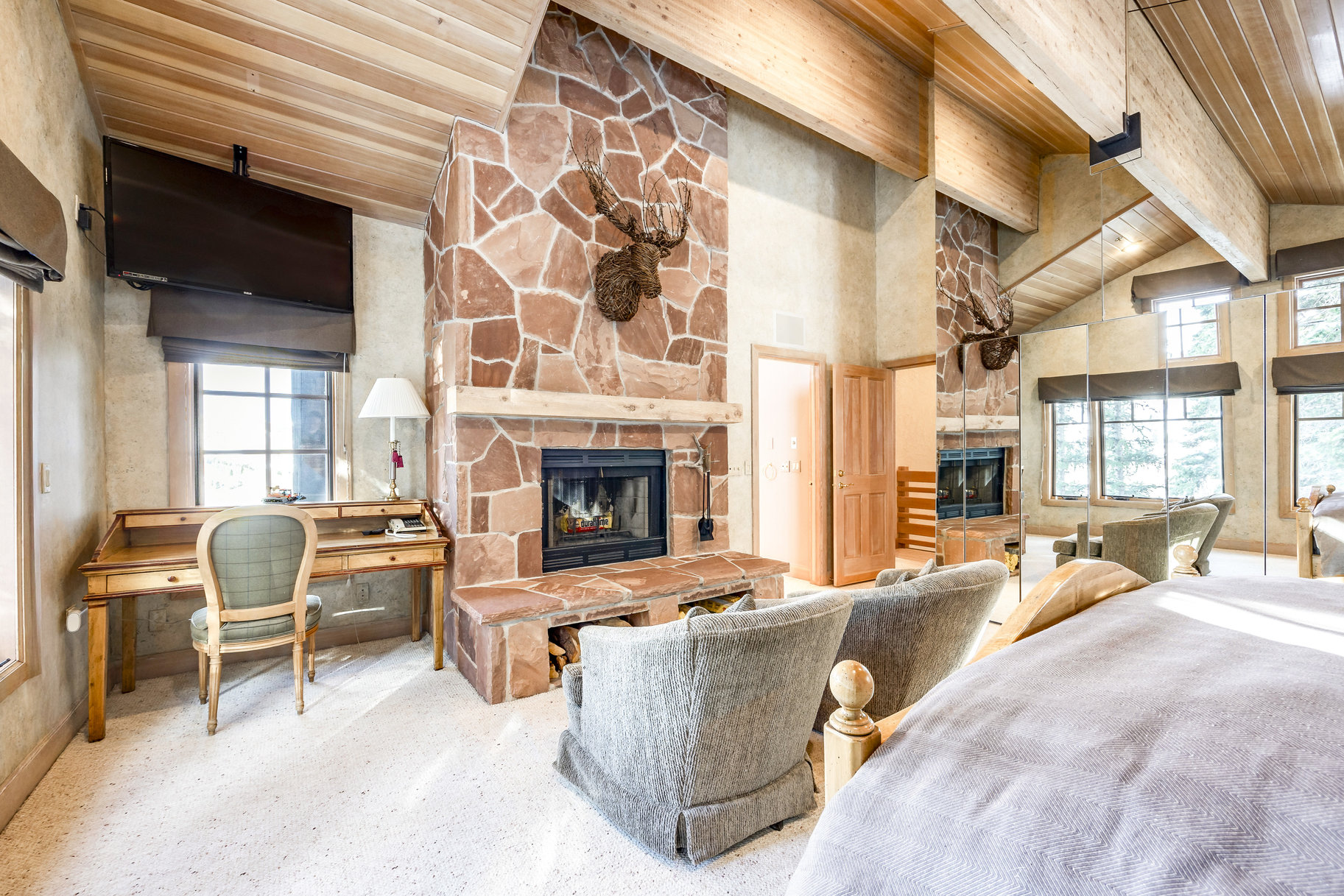  Rare End Unit in Stag Lodge with Unmatched Views & Ski Access - 物件實景