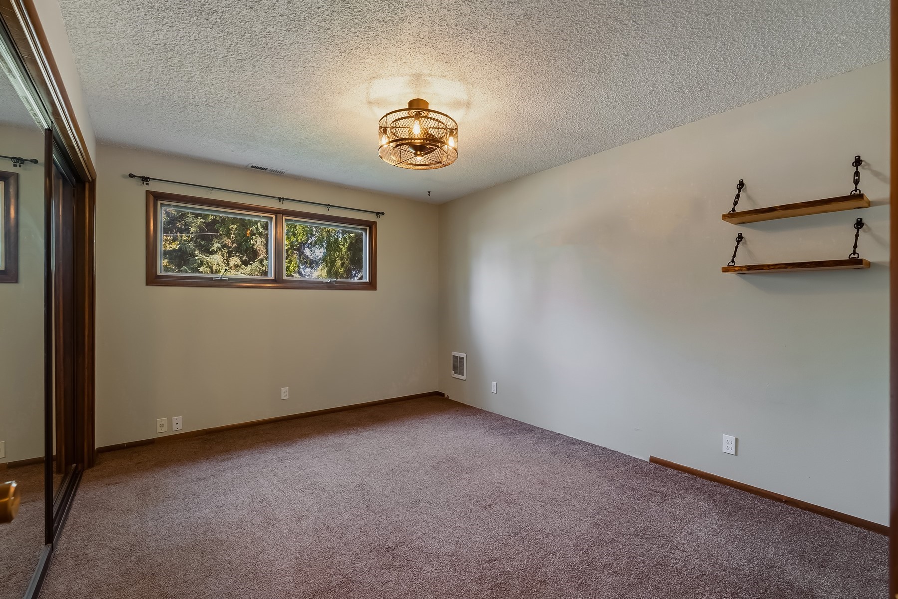  1023 N Crestline Dr - 物件實景