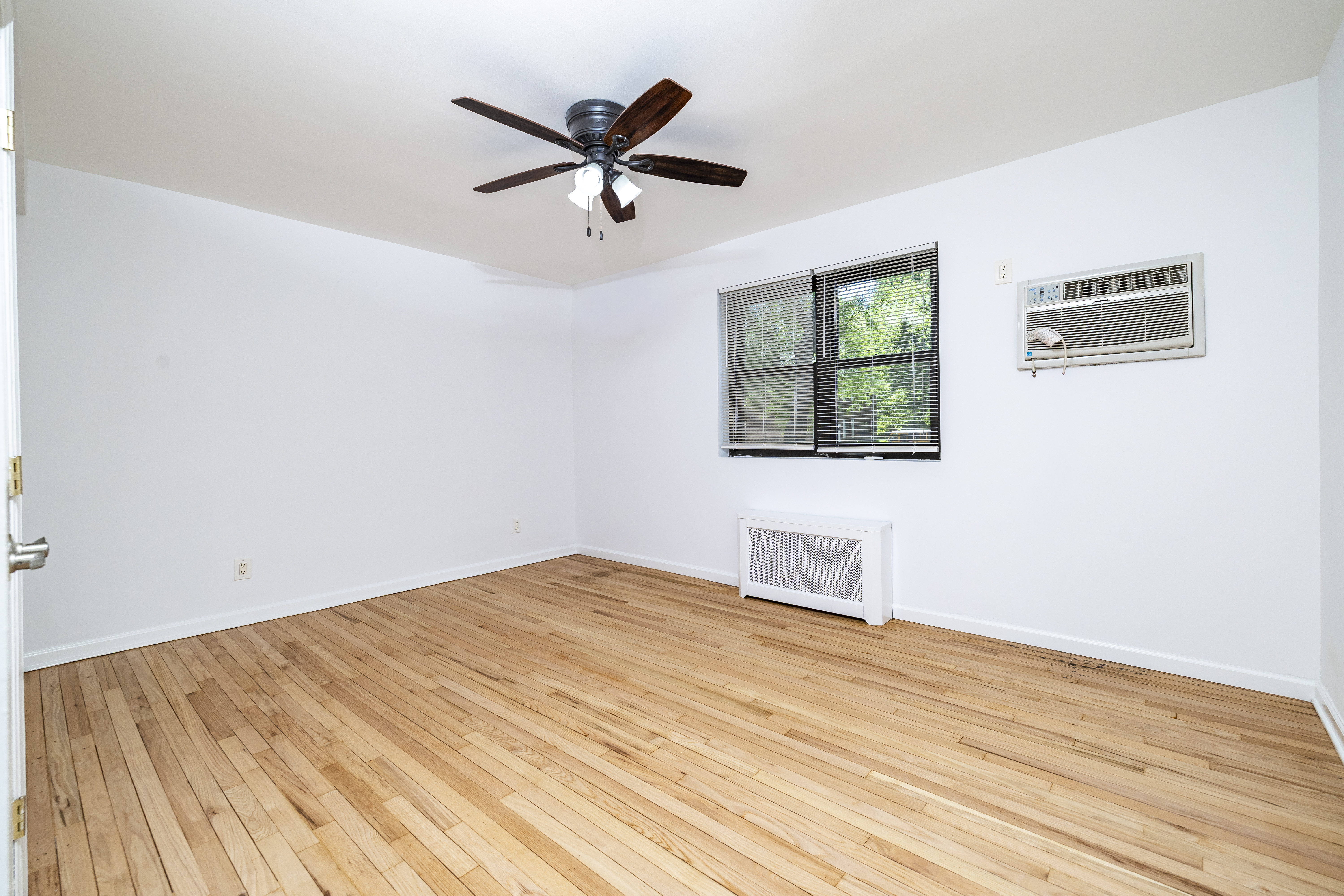  86-29 Shore Parkway, Howard Beach, NY, 11414 - 物件實景