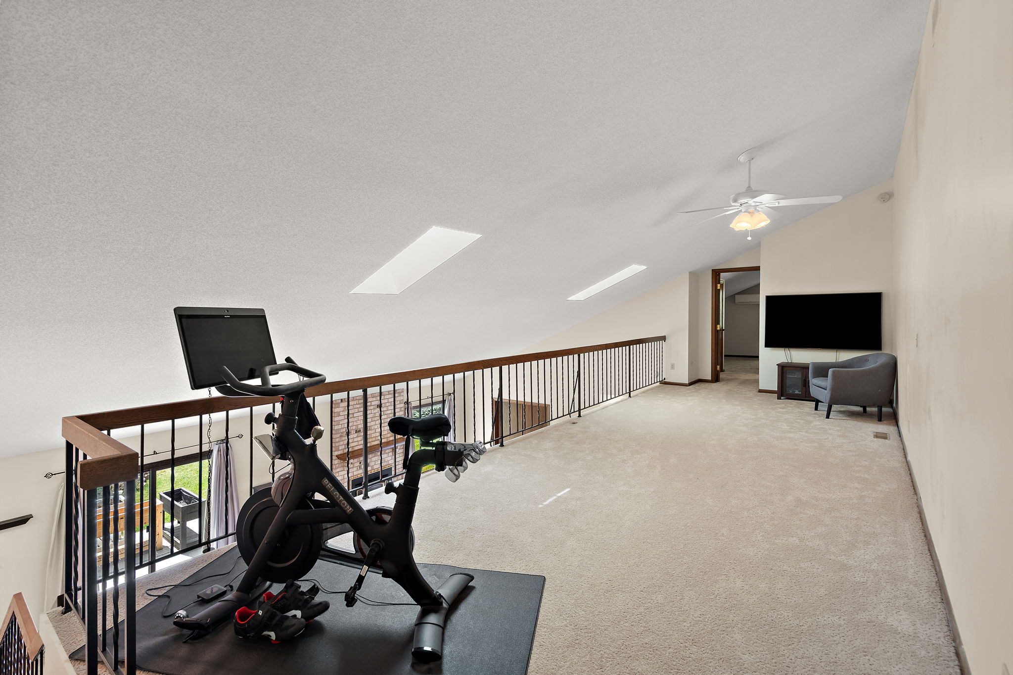  Light-Filled Loft in Desirable Woodbury - 物件實景