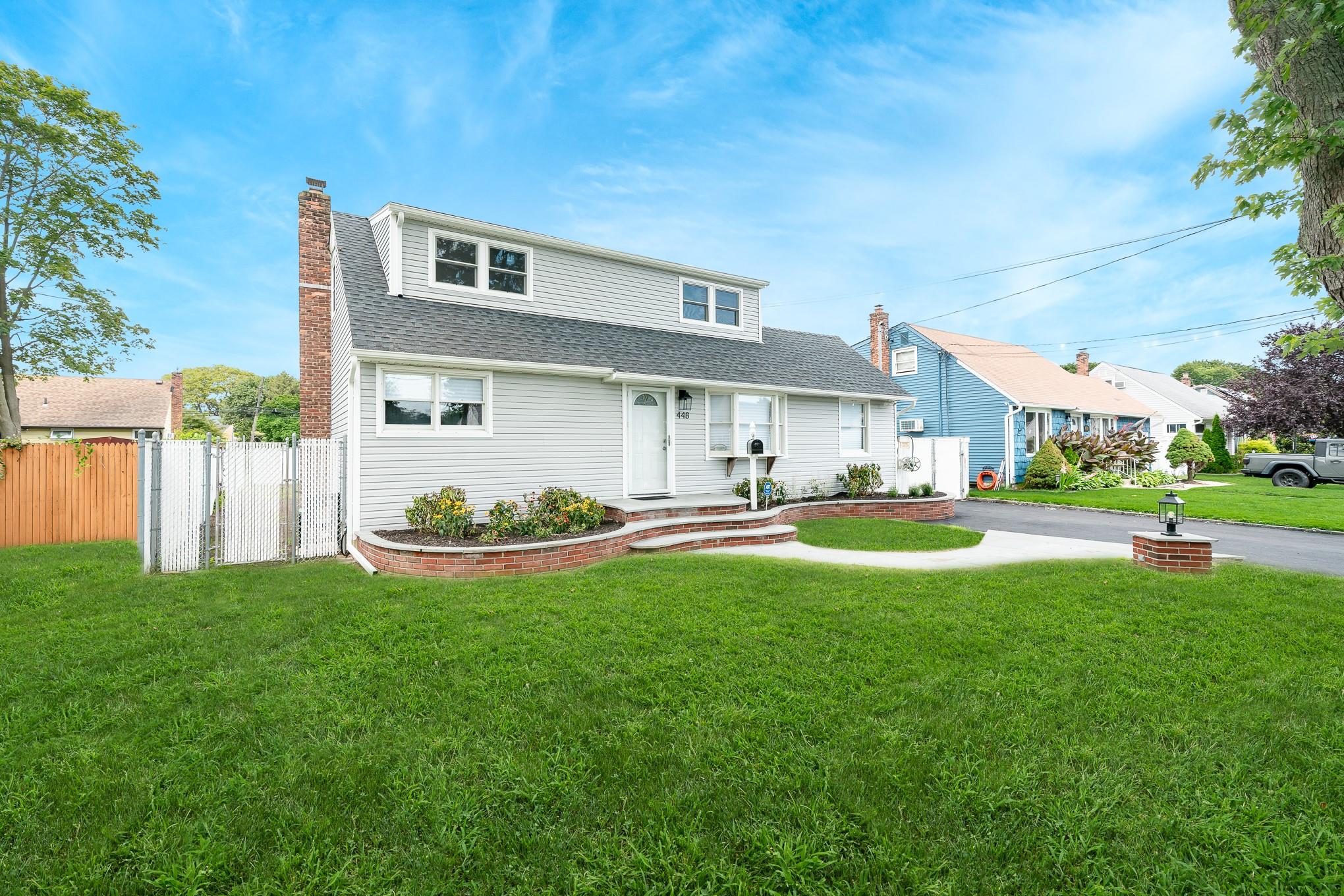 Lindenhurst, New York, 11757, United States, 4 Bedrooms Bedrooms, ,2 BathroomsBathrooms,Residential,For Sale,1899755