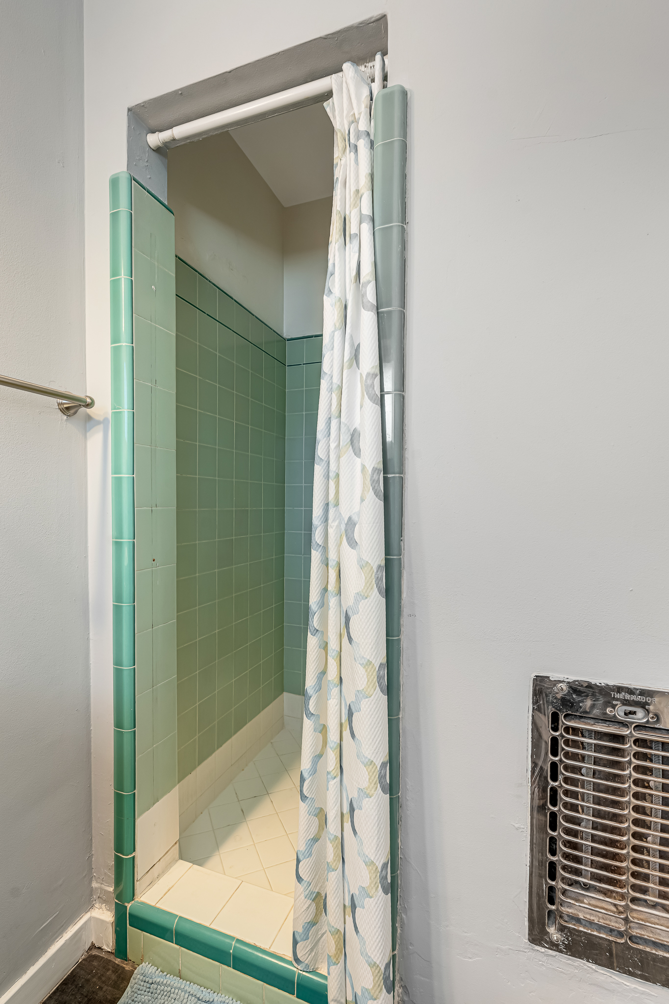  6626 Burnet Avenue - 物件實景