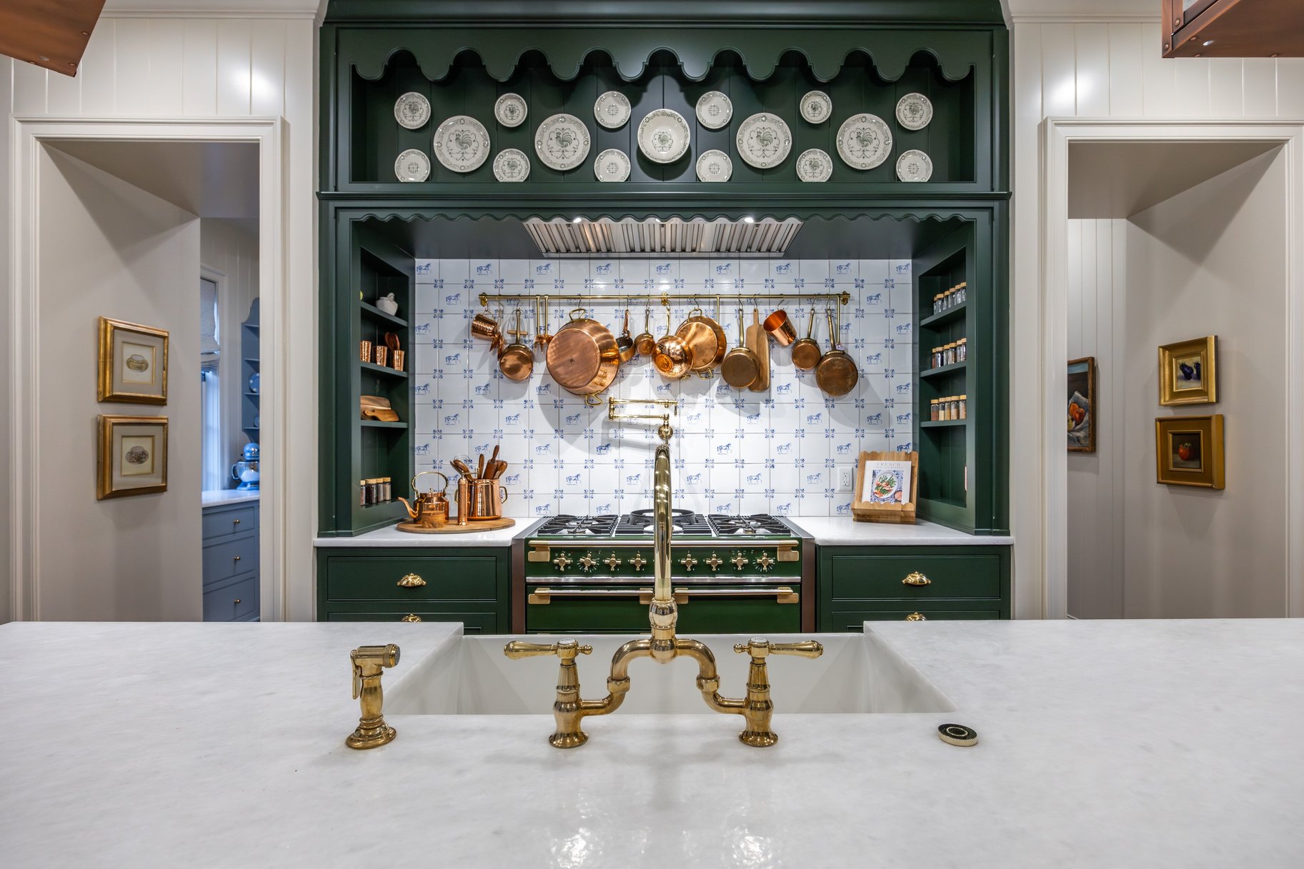  Timeless Colonial Charm Meets Refined Modern Luxury In This Storybook Retreat - 物件實景