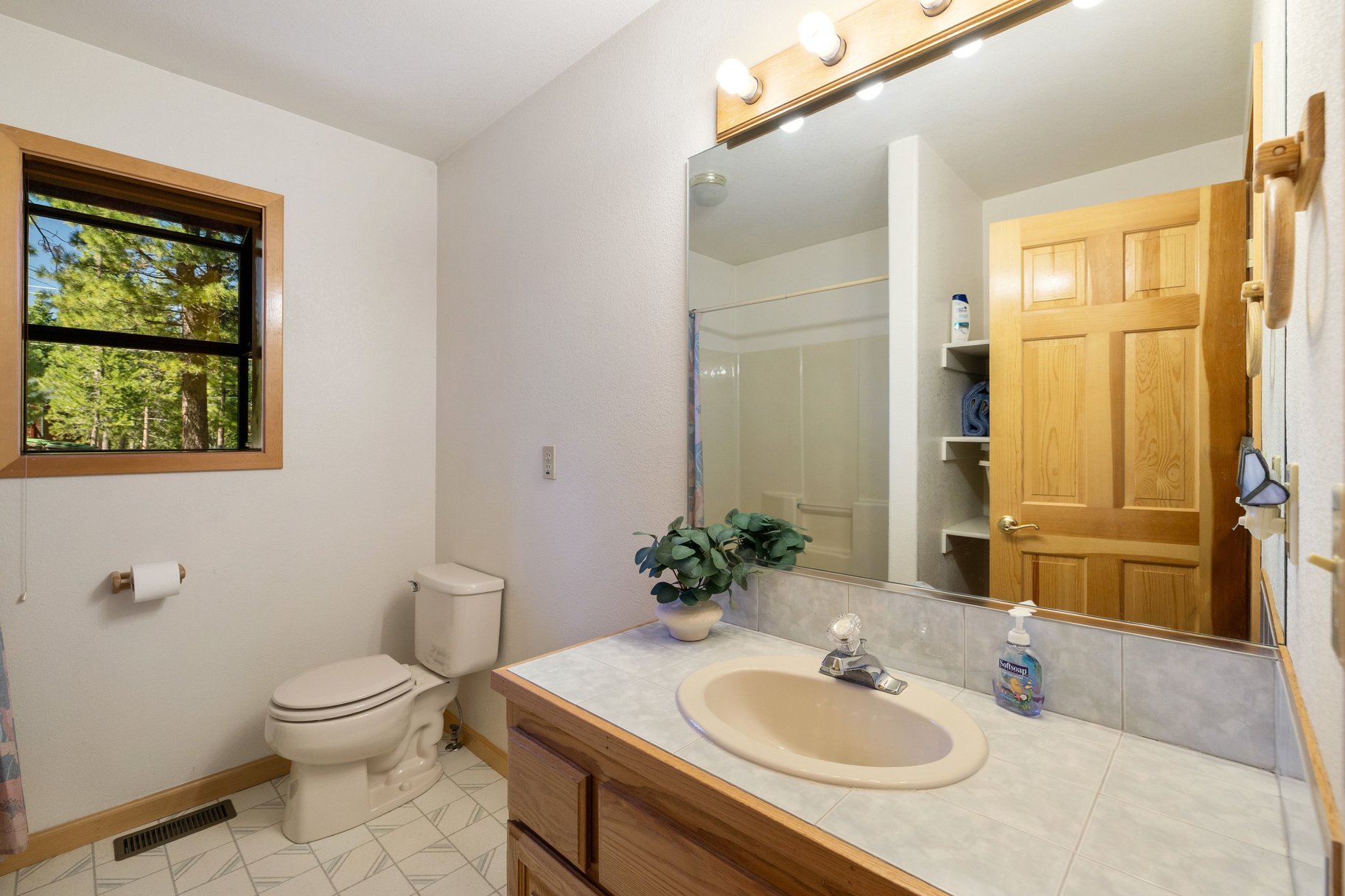  Sunlit Tahoe Donner Home with Spacious Rooms - 物件實景