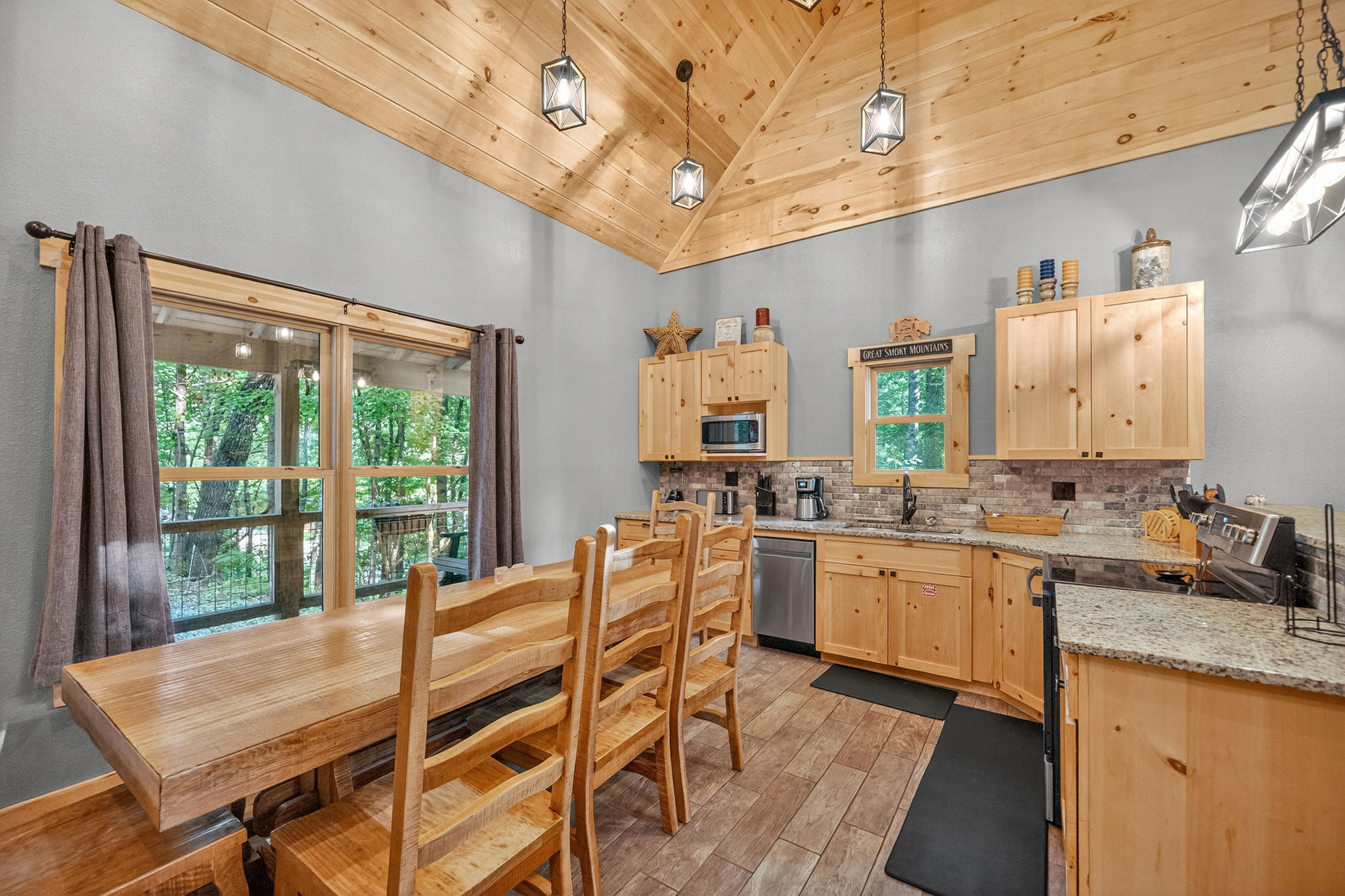 Sevierville, Tennessee, 37862, United States, 4 Bedrooms Bedrooms, ,6 BathroomsBathrooms,Residential,For Sale,1982838