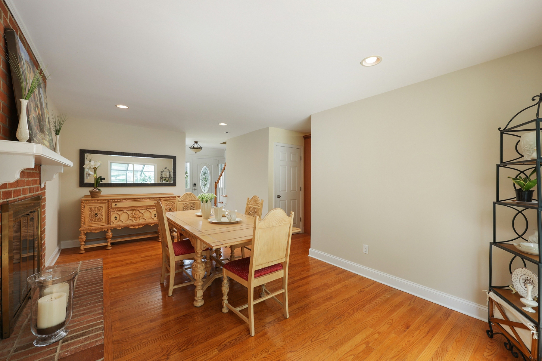  Beautifully Maintained Colonial Situated on a Quiet Cul-de-Sac - 物件實景