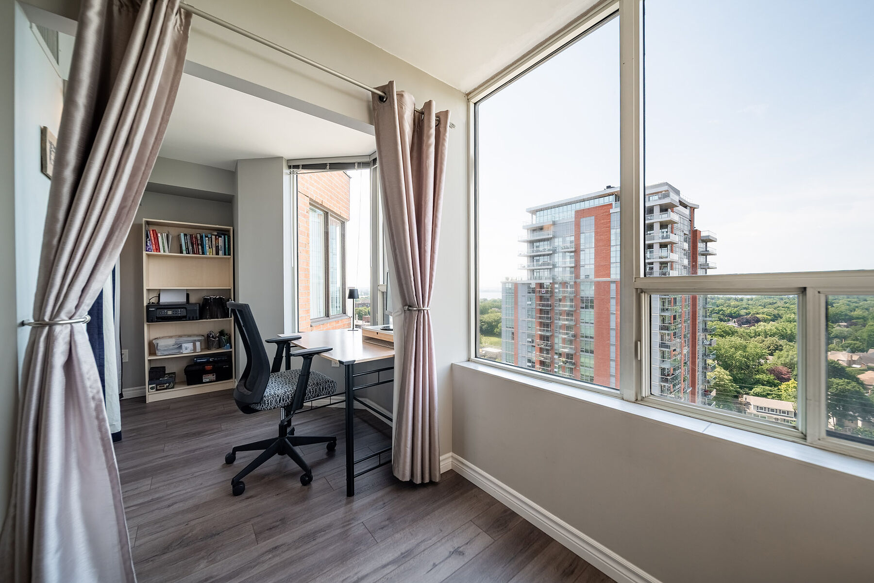  Downtown Burlington Condo - 物件實景