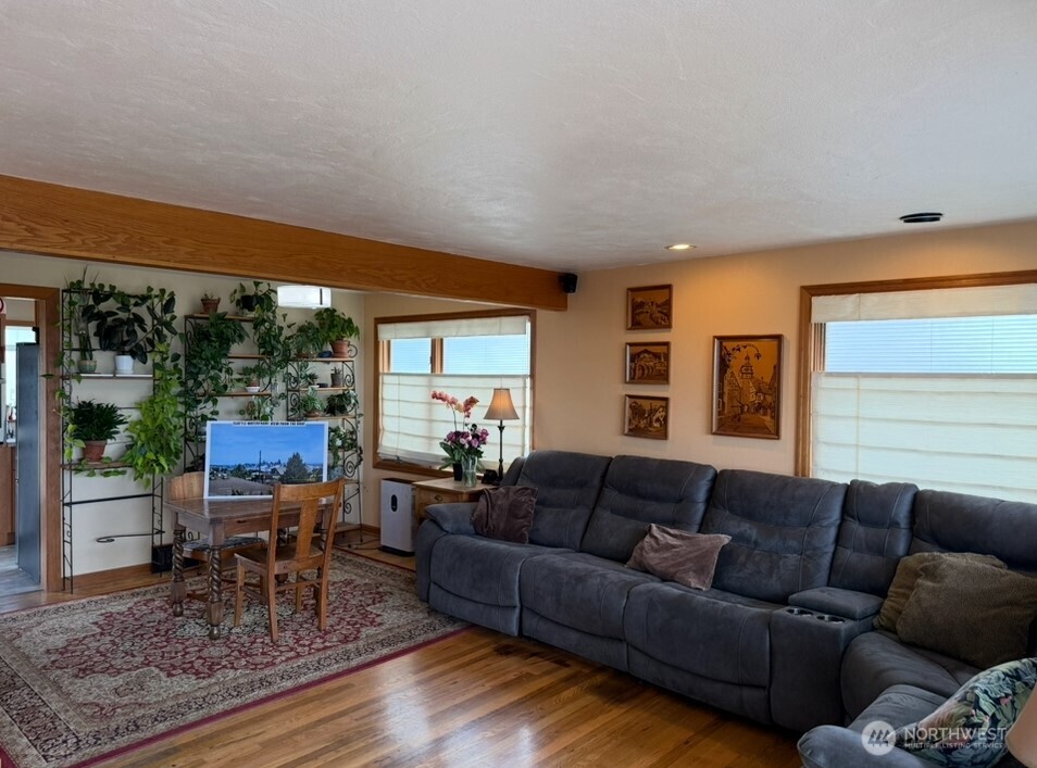 Seattle, Washington, 98126, United States, 4 Bedrooms Bedrooms, ,1 BathroomBathrooms,Residential,For Sale,1810627