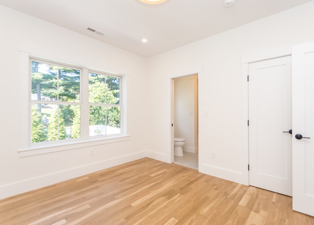 Waltham, Massachusetts, 02452, United States, 6 Bedrooms Bedrooms, ,4 BathroomsBathrooms,Residential,For Sale,1891361
