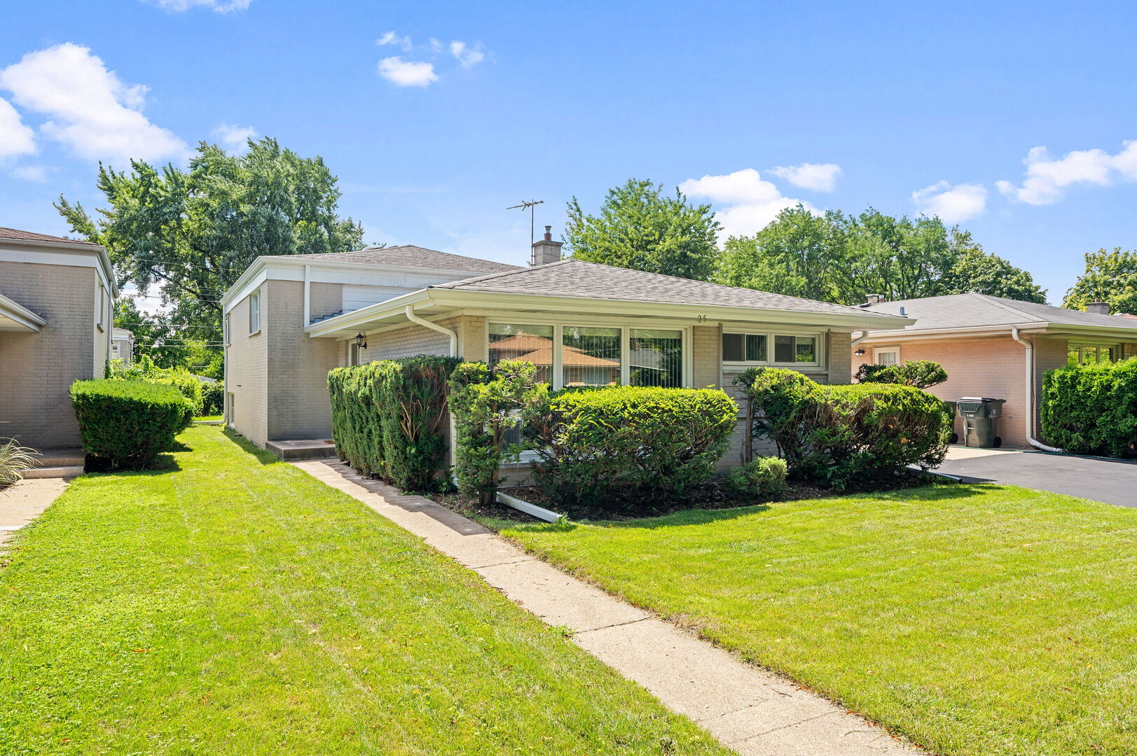 Glenview, Illinois, 60025, United States, 4 Bedrooms Bedrooms, ,3 BathroomsBathrooms,Residential,For Sale,1934626