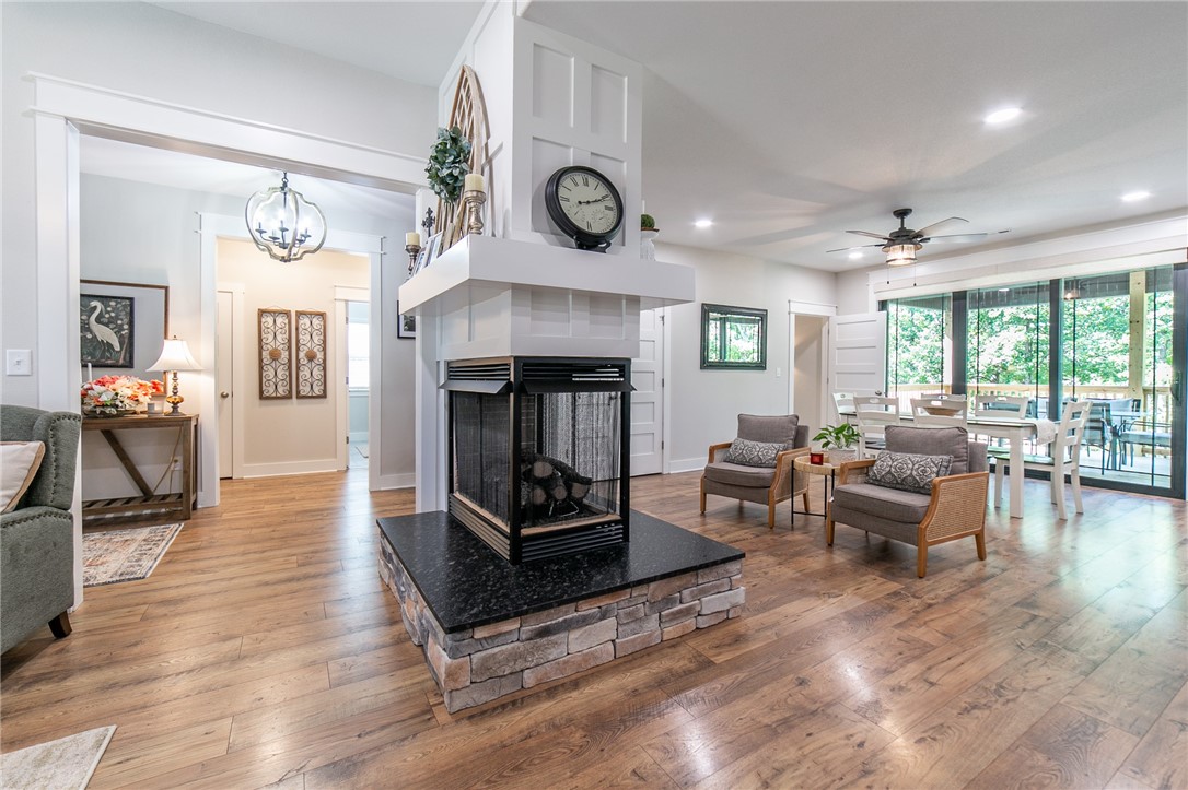 Bella Vista, Arkansas, 72714, United States, 3 Bedrooms Bedrooms, ,3 BathroomsBathrooms,Residential,For Sale,1959156