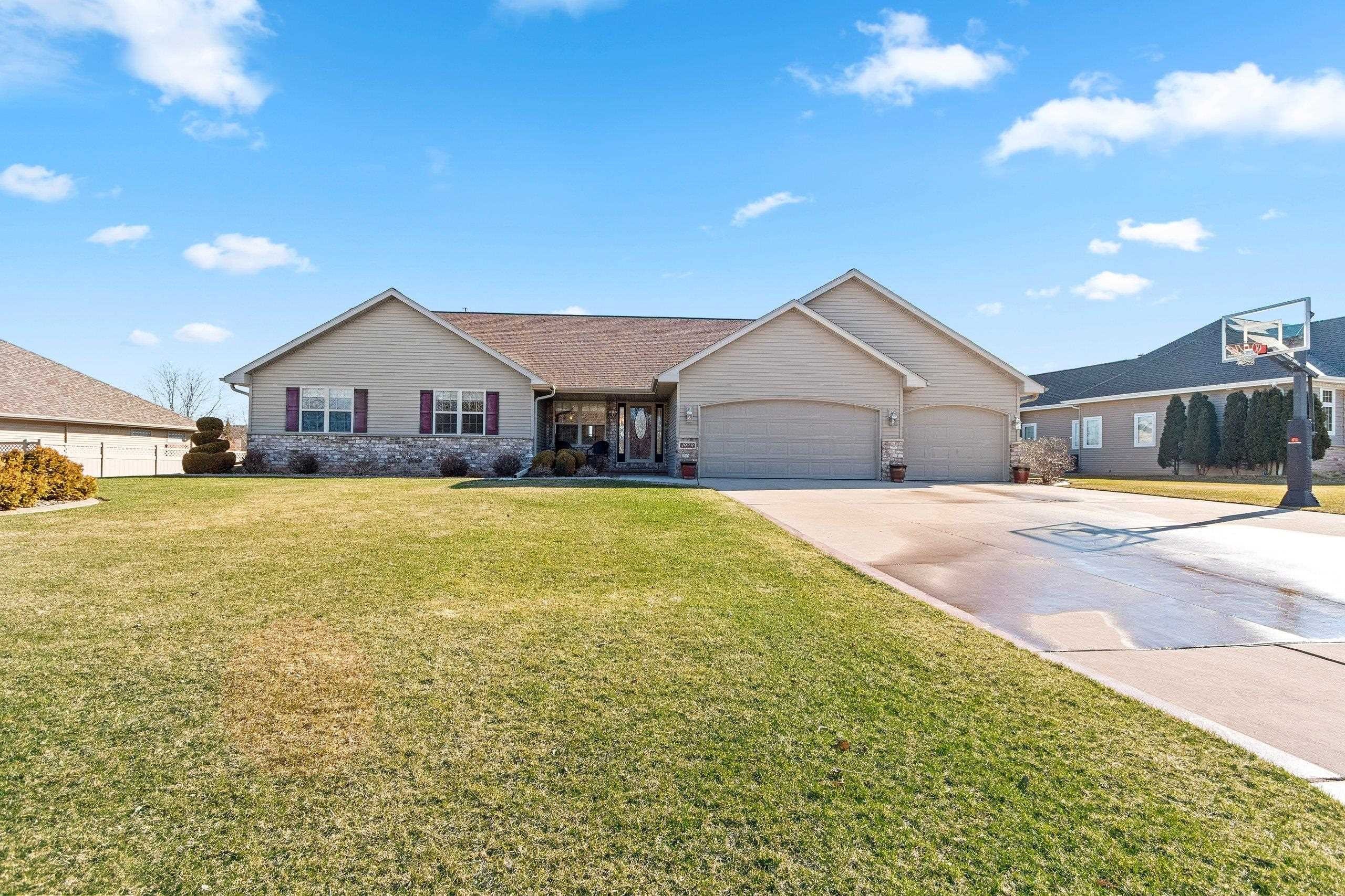 DE PERE, Wisconsin, 54115, United States, 5 Bedrooms Bedrooms, ,4 BathroomsBathrooms,Residential,For Sale,2048678