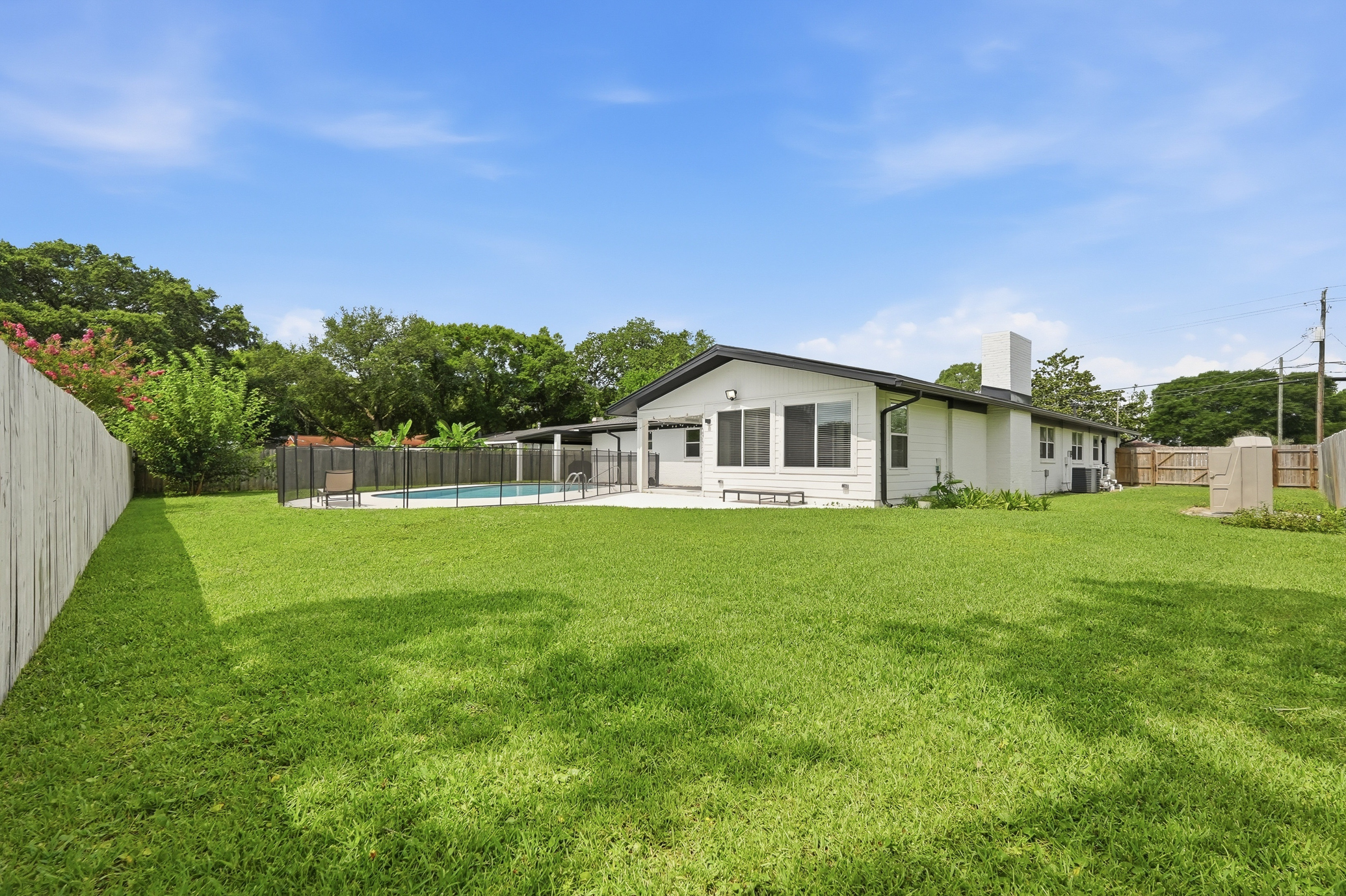  Move-In Ready Pool Home with Thoughtful Modern Updates - 物件實景