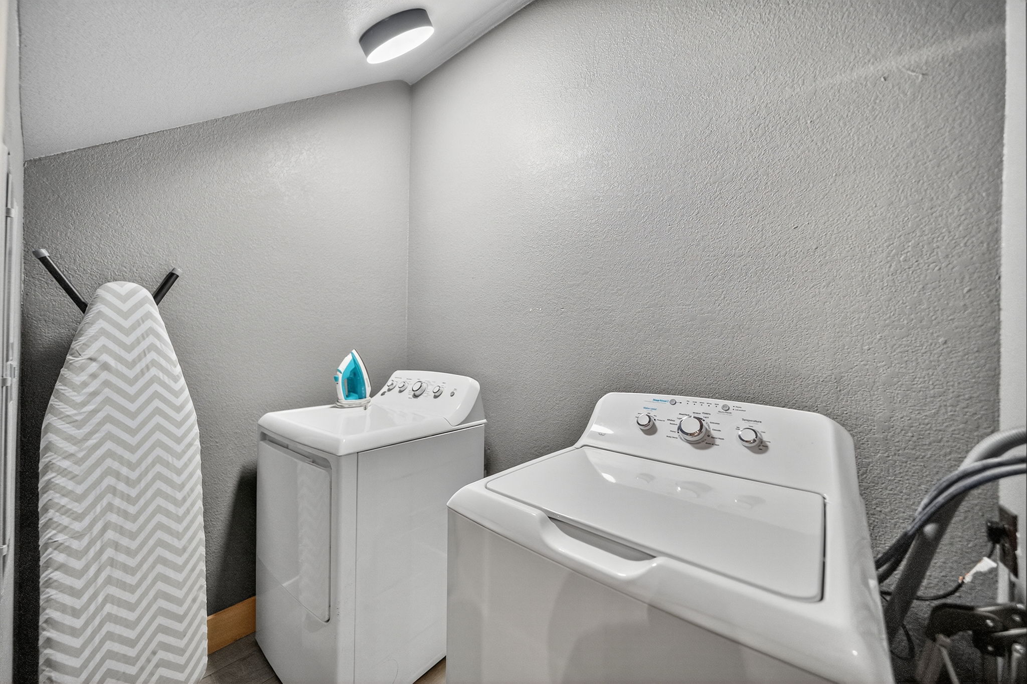 Sevierville, Tennessee, 37862, United States, 2 Bedrooms Bedrooms, ,3 BathroomsBathrooms,Residential,For Sale,2012512