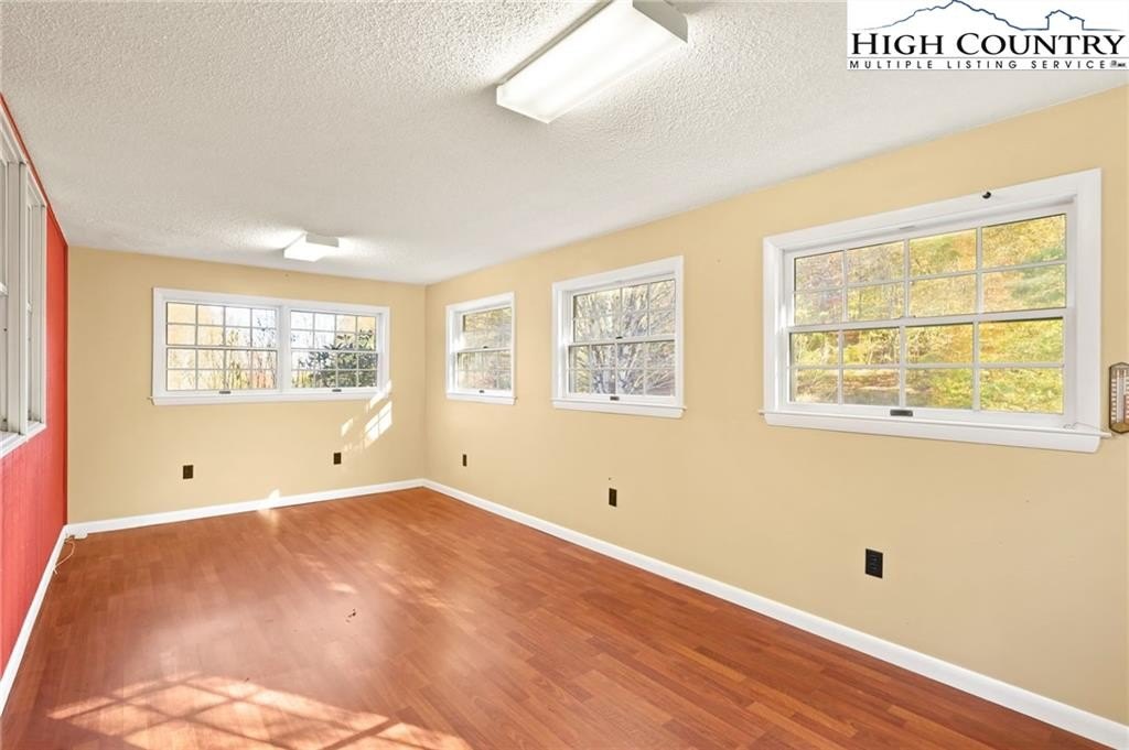 Banner Elk, North Carolina, 28604, United States, 2 Bedrooms Bedrooms, ,2 BathroomsBathrooms,Residential,For Sale,1977010