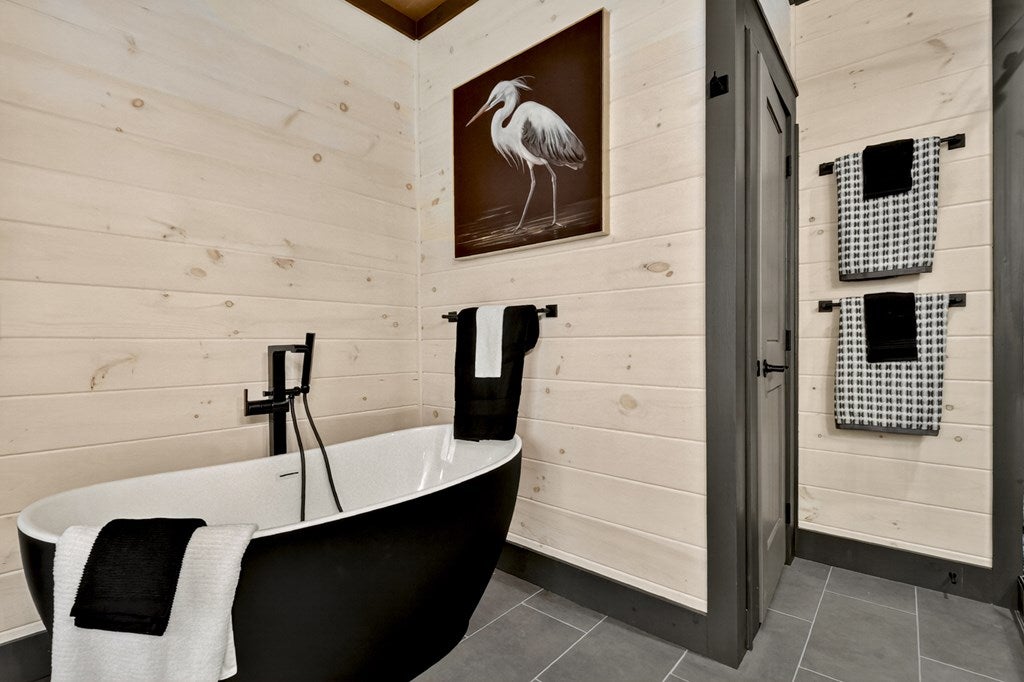 Mineral Bluff, Georgia, 30559, United States, 4 Bedrooms Bedrooms, ,5 BathroomsBathrooms,Residential,For Sale,1986837