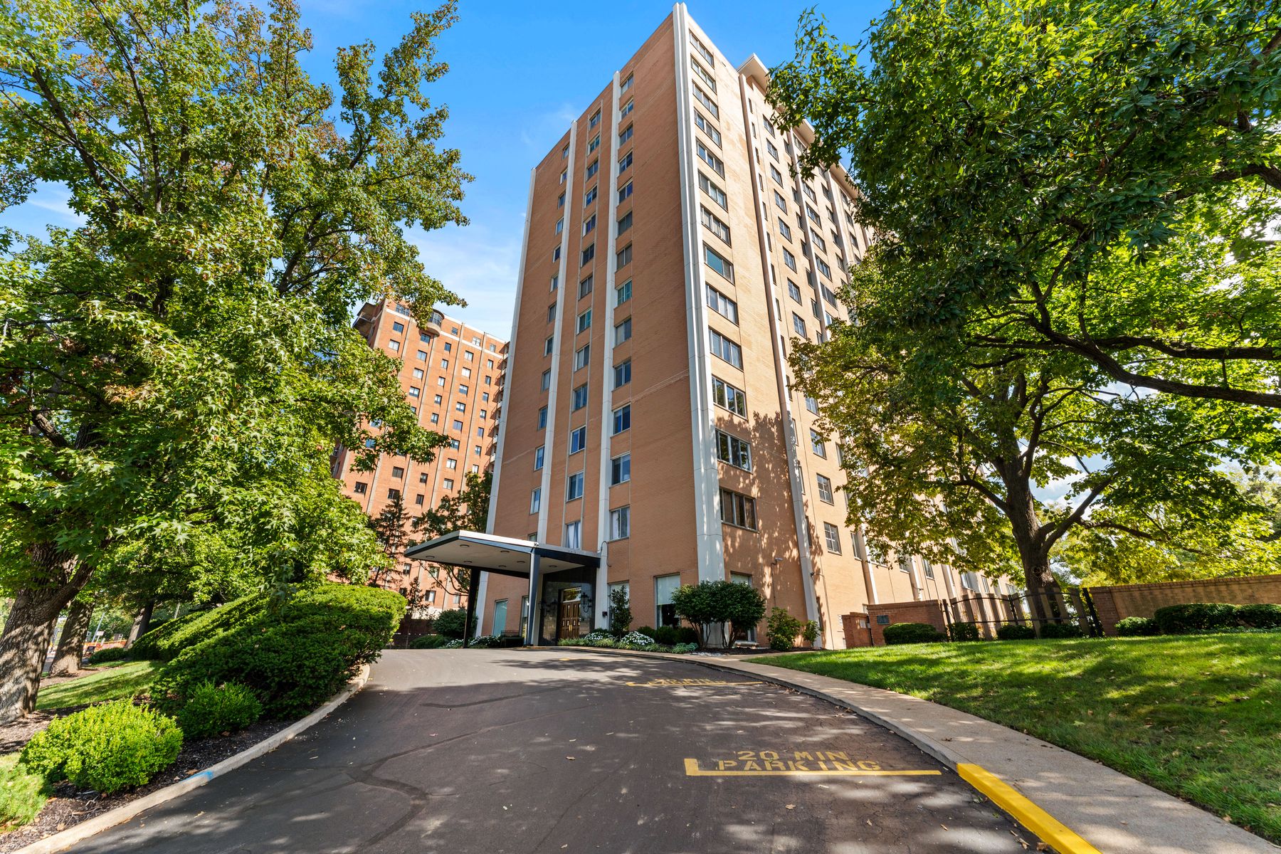  Enter a Light-Filled Corner Unit with Stunning Eastern and Southern Views - 物件實景