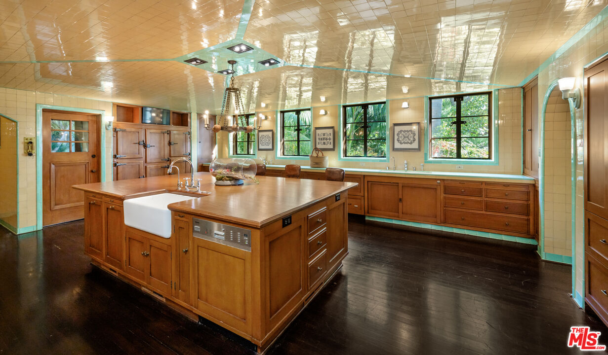 Los Angeles, California, 90027, United States, 6 Bedrooms Bedrooms, ,11 BathroomsBathrooms,Residential,For Sale,1695736