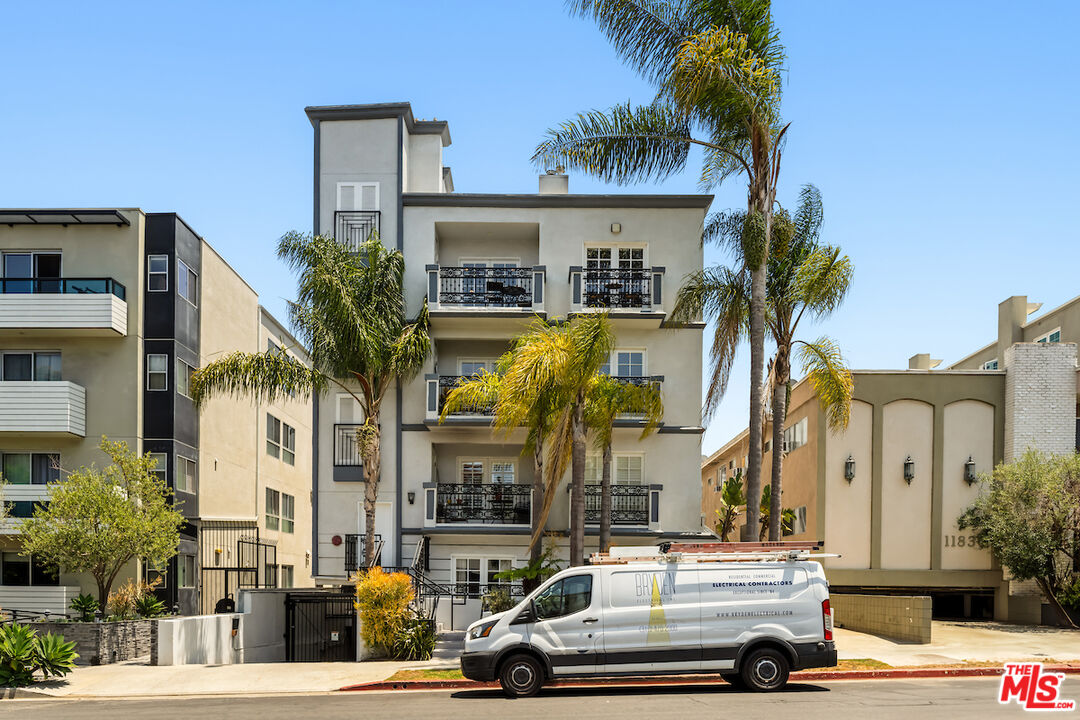 Los Angeles, California, 90049, United States, 3 Bedrooms Bedrooms, ,3 BathroomsBathrooms,Residential,For Sale,1885770