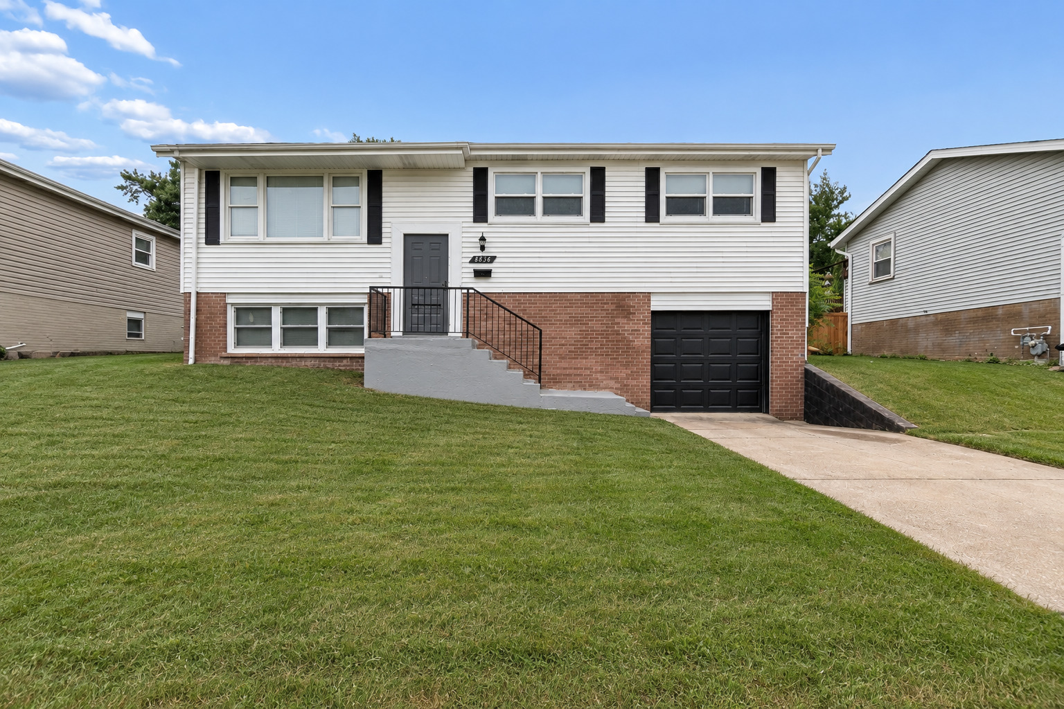 Oakwood Dr, Hickory Hills, IL 60457