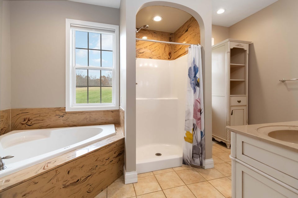 Dunnville, Kentucky, 42528, United States, 6 Bedrooms Bedrooms, ,5 BathroomsBathrooms,Residential,For Sale,1998018