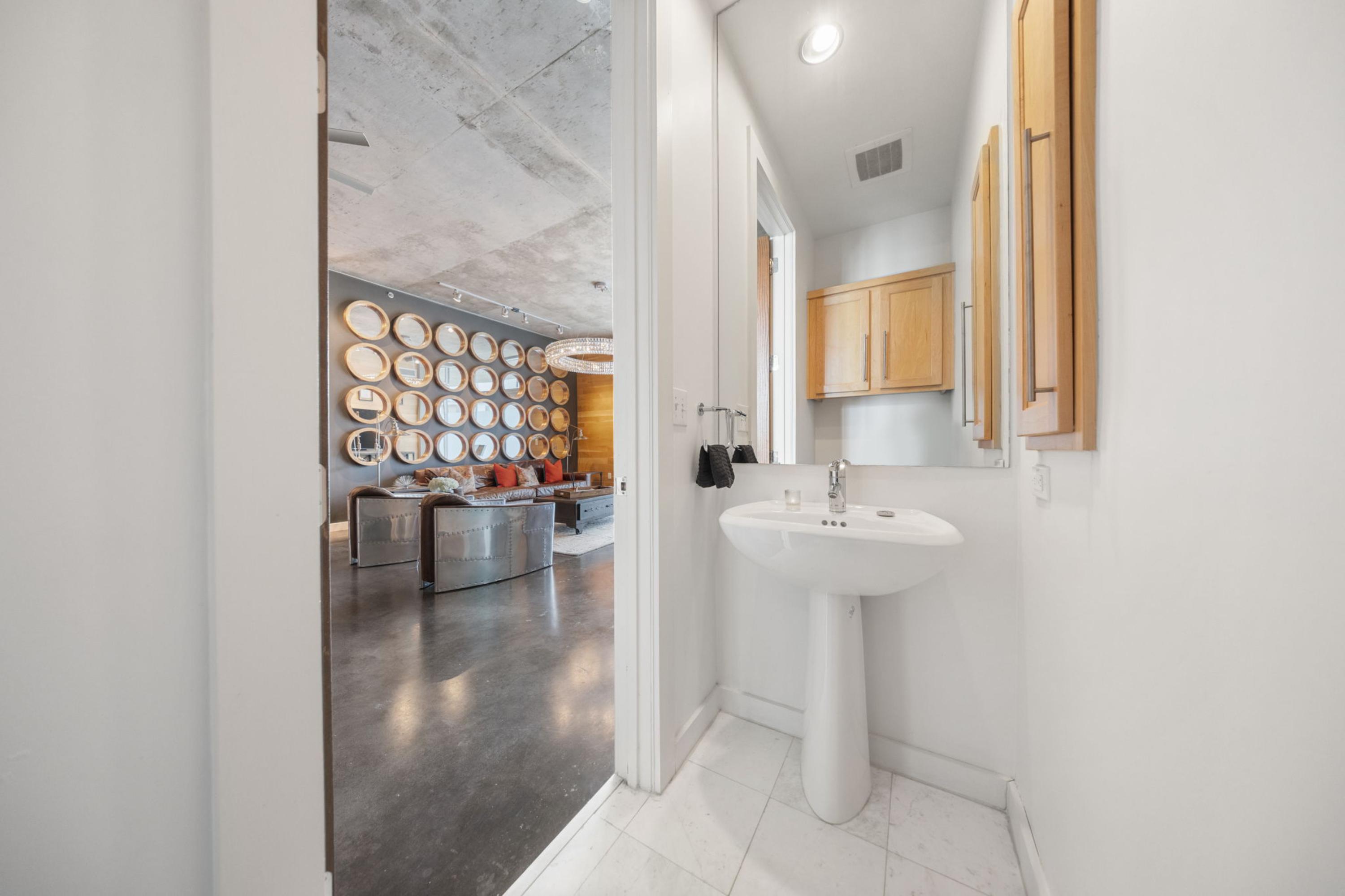  Industrial Sophistication Meets Boutique Loft Living in Downtown Dallas - 物件實景