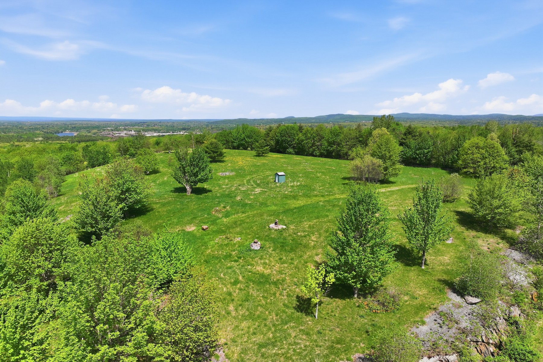  351 Ledgewood Drive - 物件實景